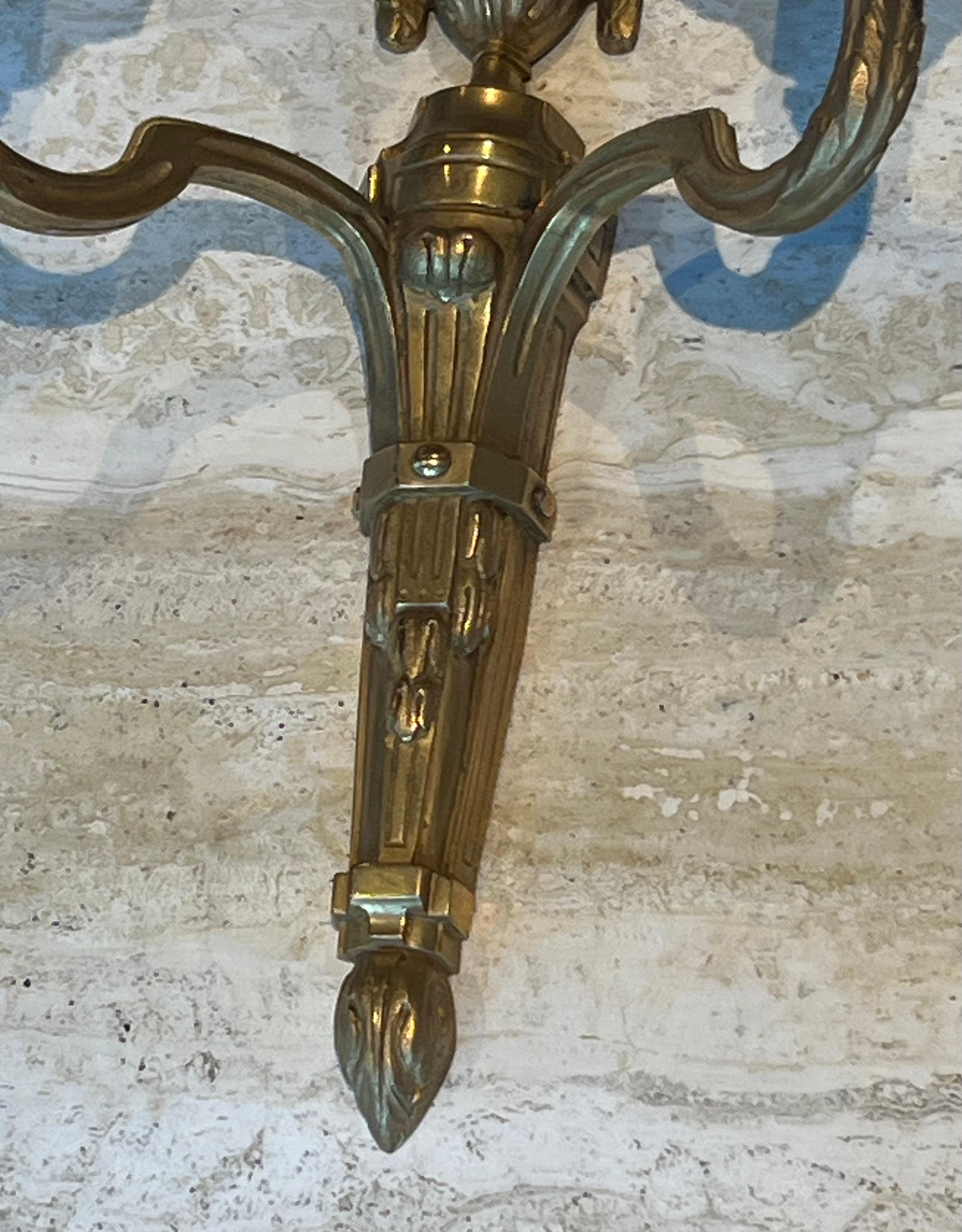 Ensemble de quatre appliques murales en bronze de style Louis 16e en vente 4