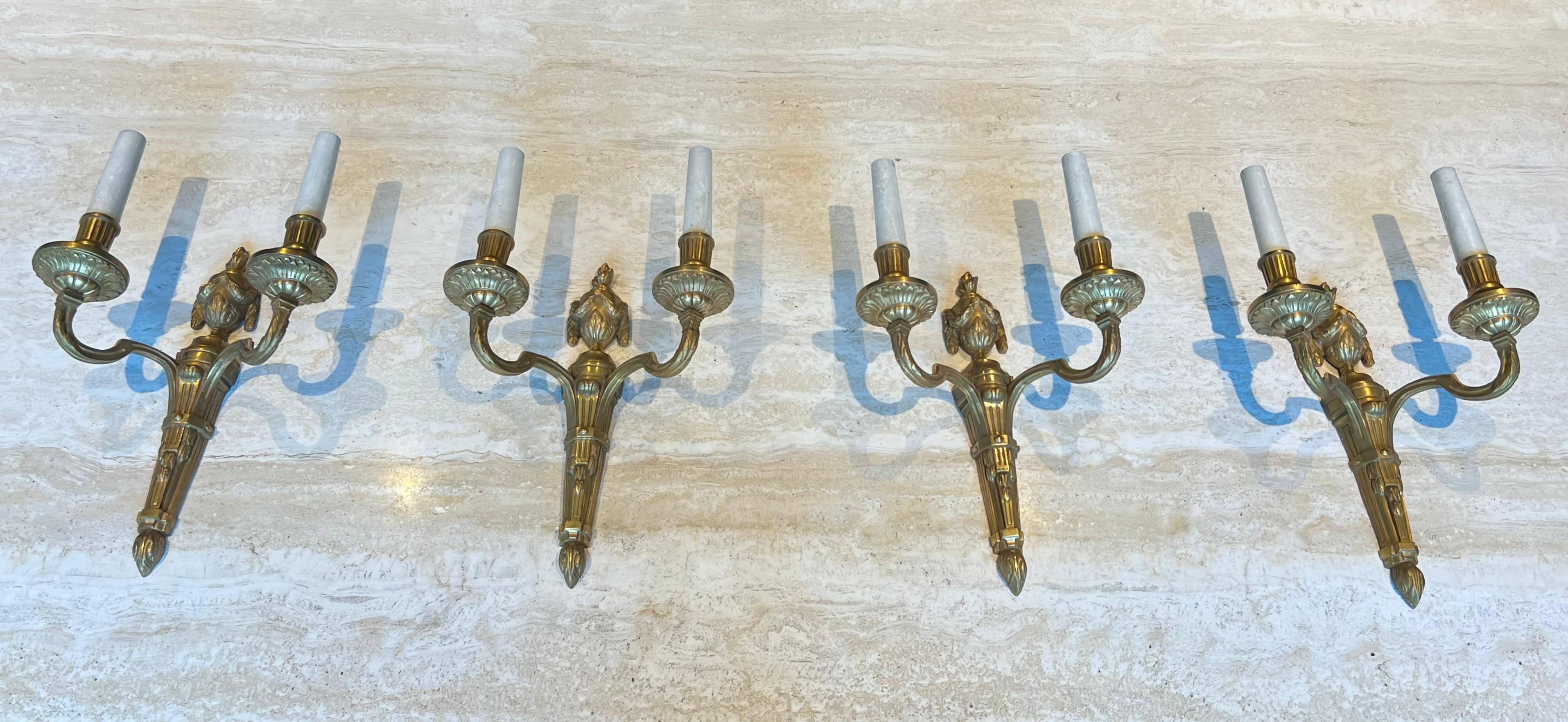 Ensemble de quatre appliques murales en bronze de style Louis 16e en vente 5