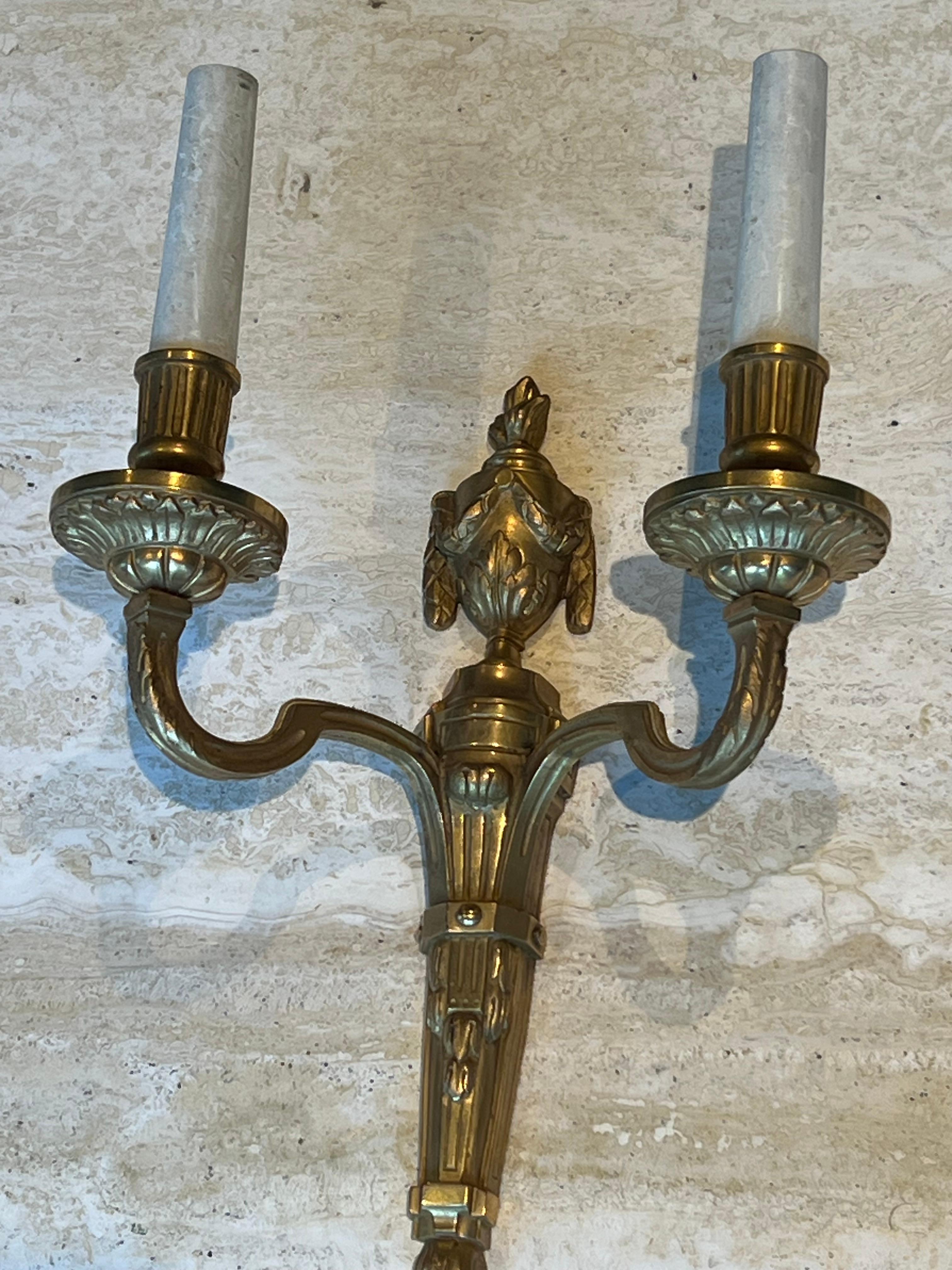 Ensemble de quatre appliques murales en bronze de style Louis 16e en vente 7