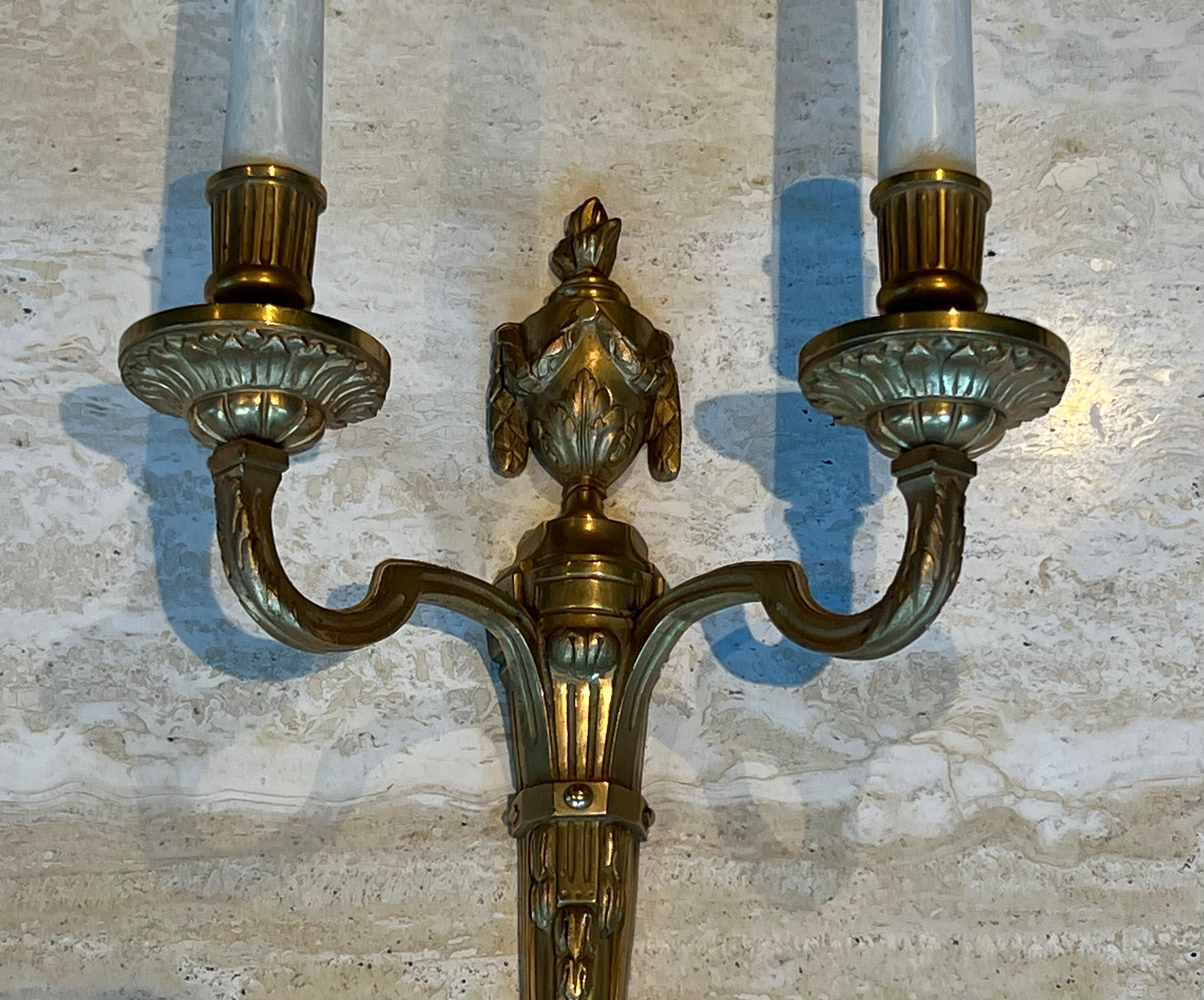 Ensemble de quatre appliques murales en bronze de style Louis 16e en vente 8