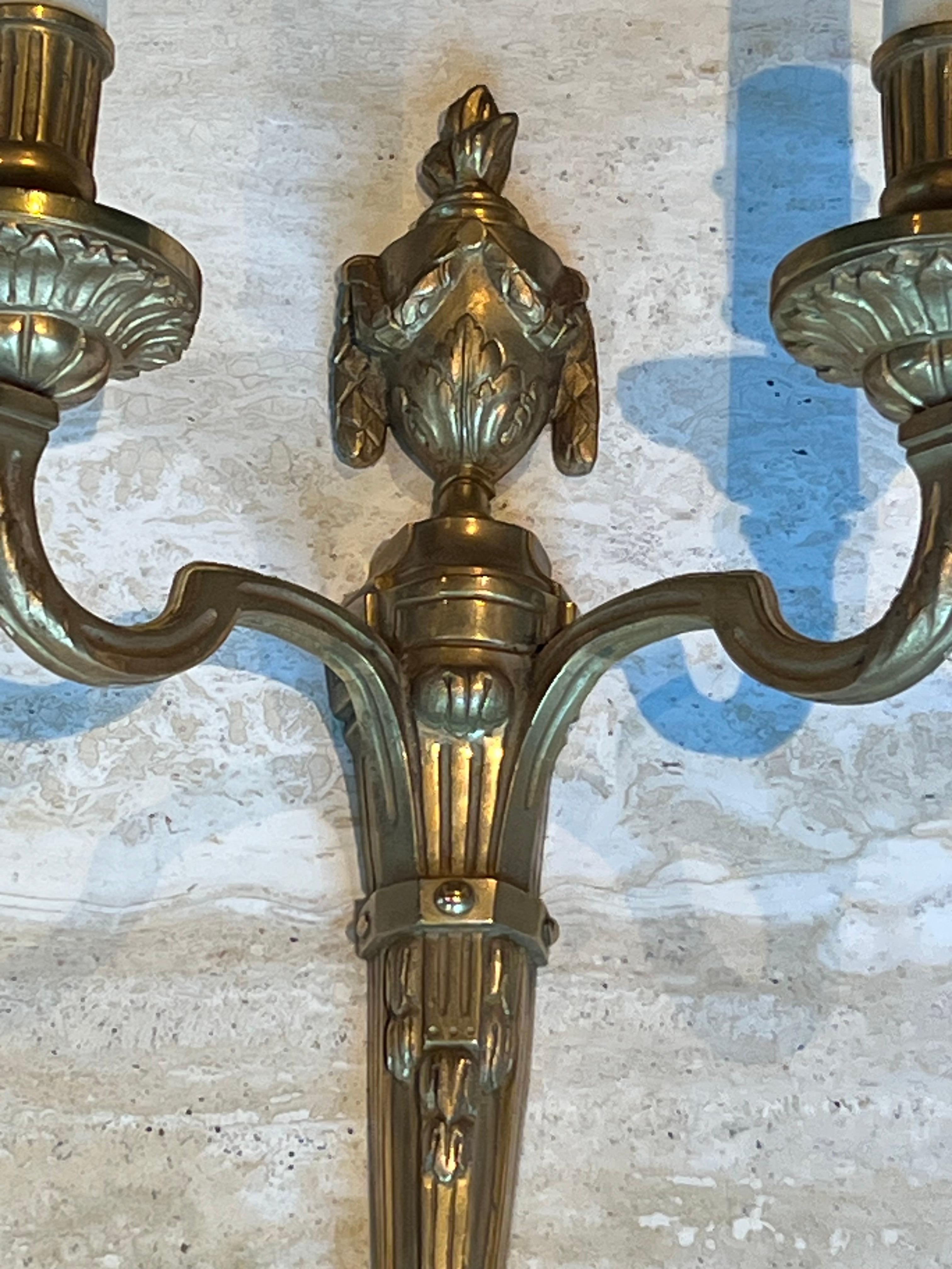 Ensemble de quatre appliques murales en bronze de style Louis 16e en vente 10