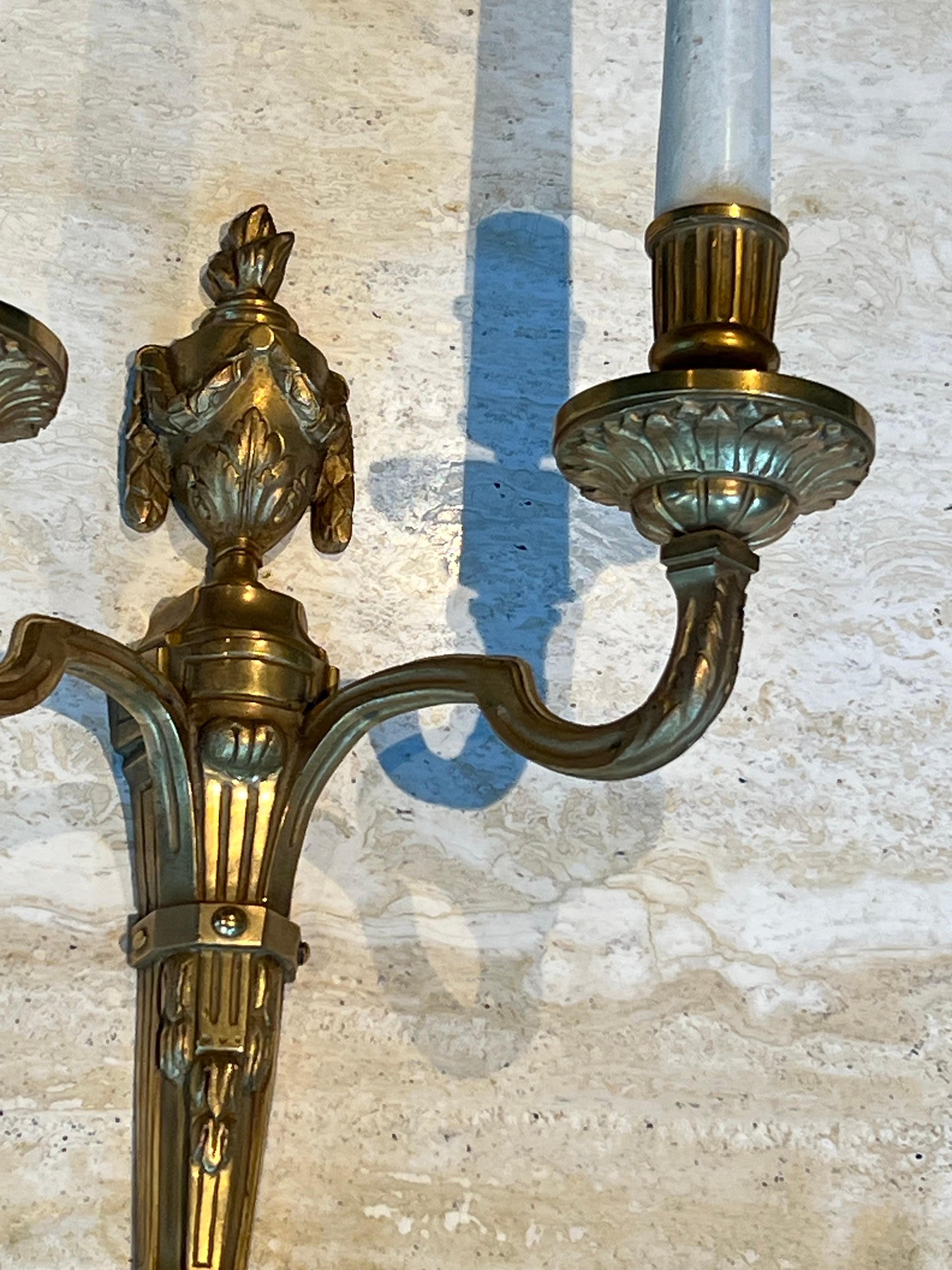 Ensemble de quatre appliques murales en bronze de style Louis 16e en vente 11