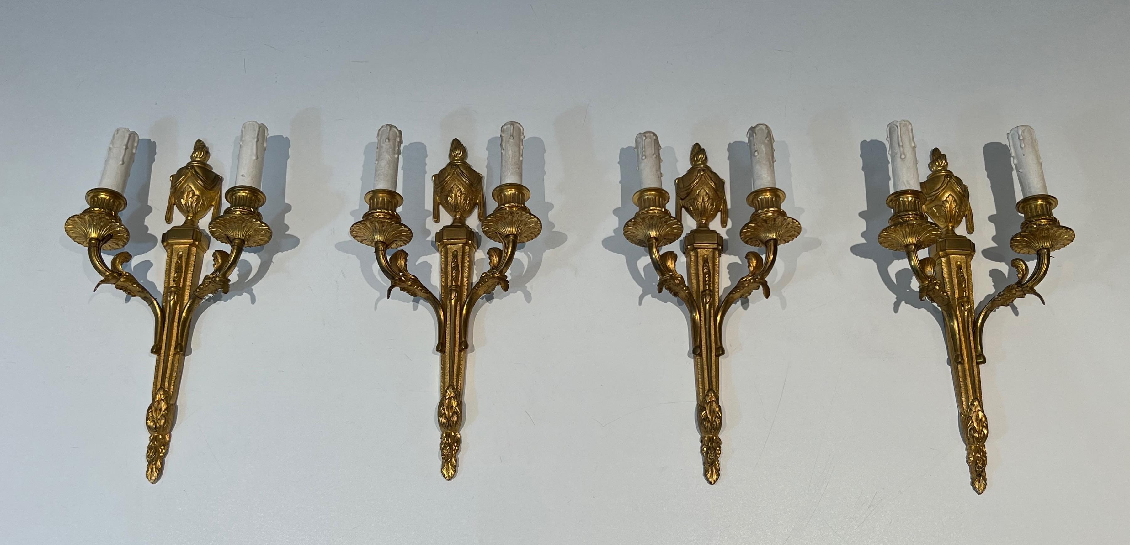 This very nice set of four wall sconces is made of bronze. This is a French work in the style of Louis the 16th. Circa 1940