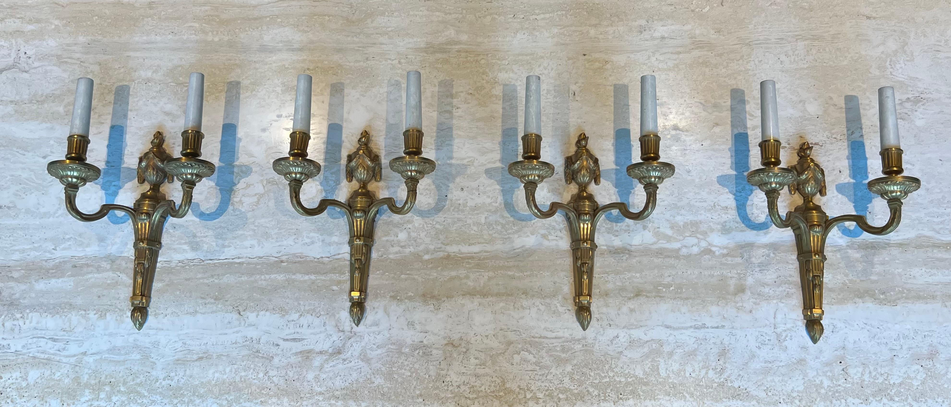 Ensemble de quatre appliques murales en bronze de style Louis 16e en vente 13