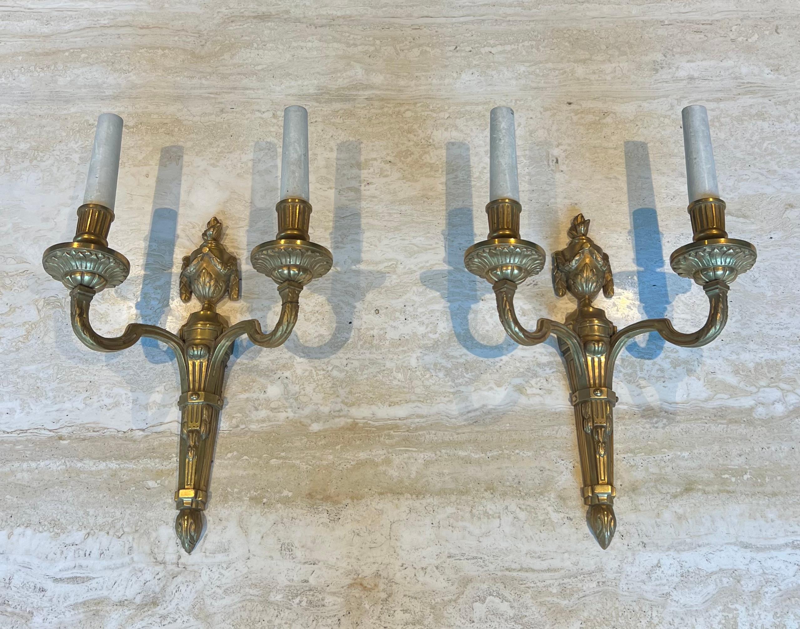 Louis XVI Ensemble de quatre appliques murales en bronze de style Louis 16e en vente