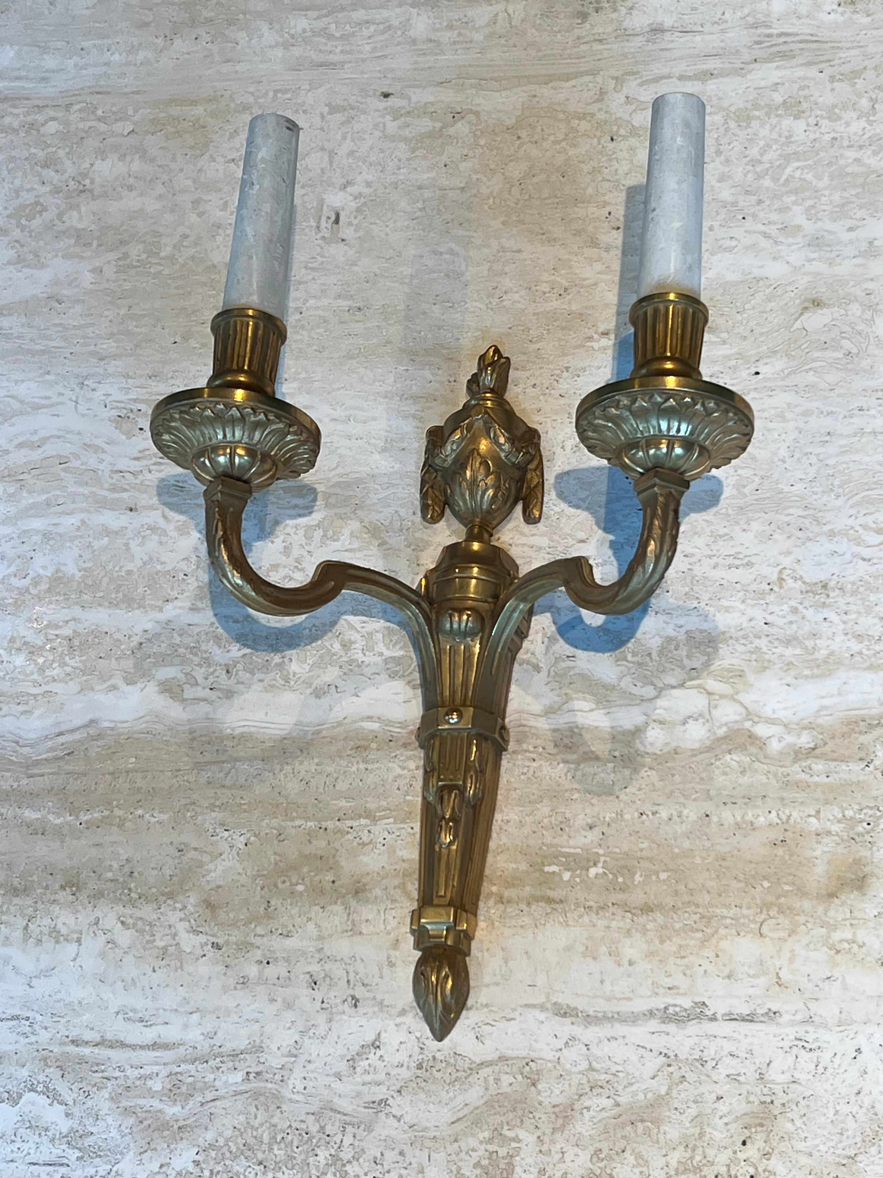 Ensemble de quatre appliques murales en bronze de style Louis 16e Bon état - En vente à Marcq-en-Barœul, Hauts-de-France