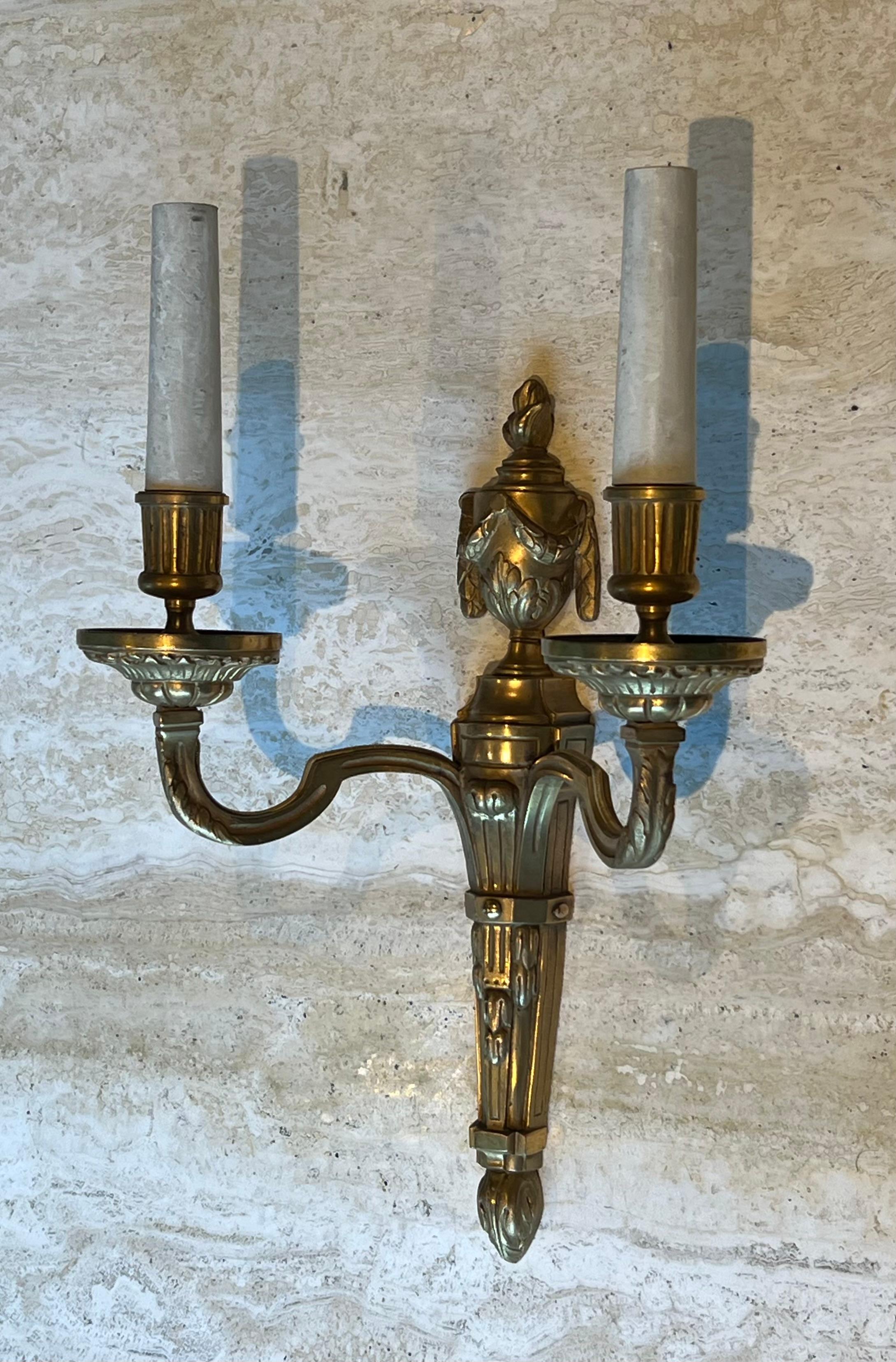 Milieu du XXe siècle Ensemble de quatre appliques murales en bronze de style Louis 16e en vente