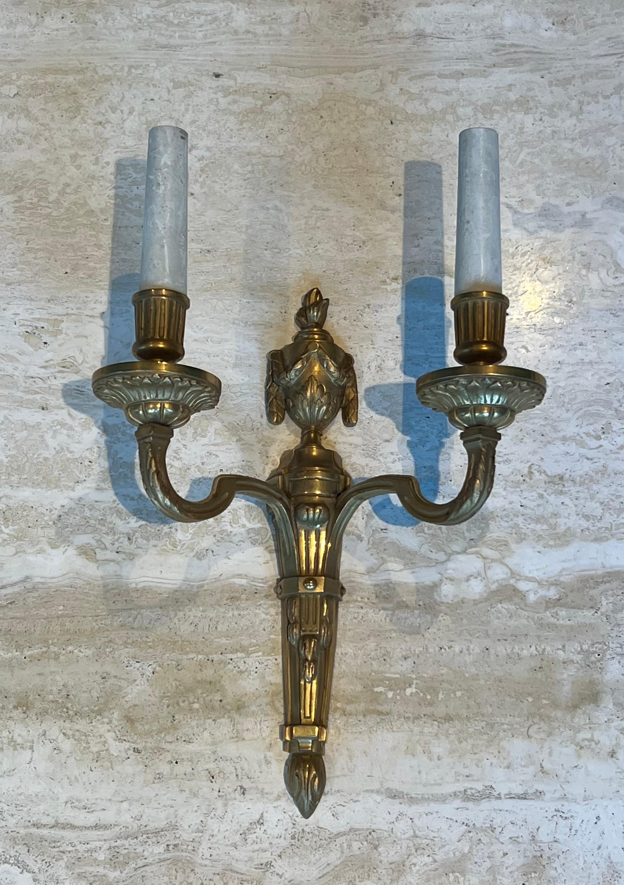 Bronze Ensemble de quatre appliques murales en bronze de style Louis 16e en vente