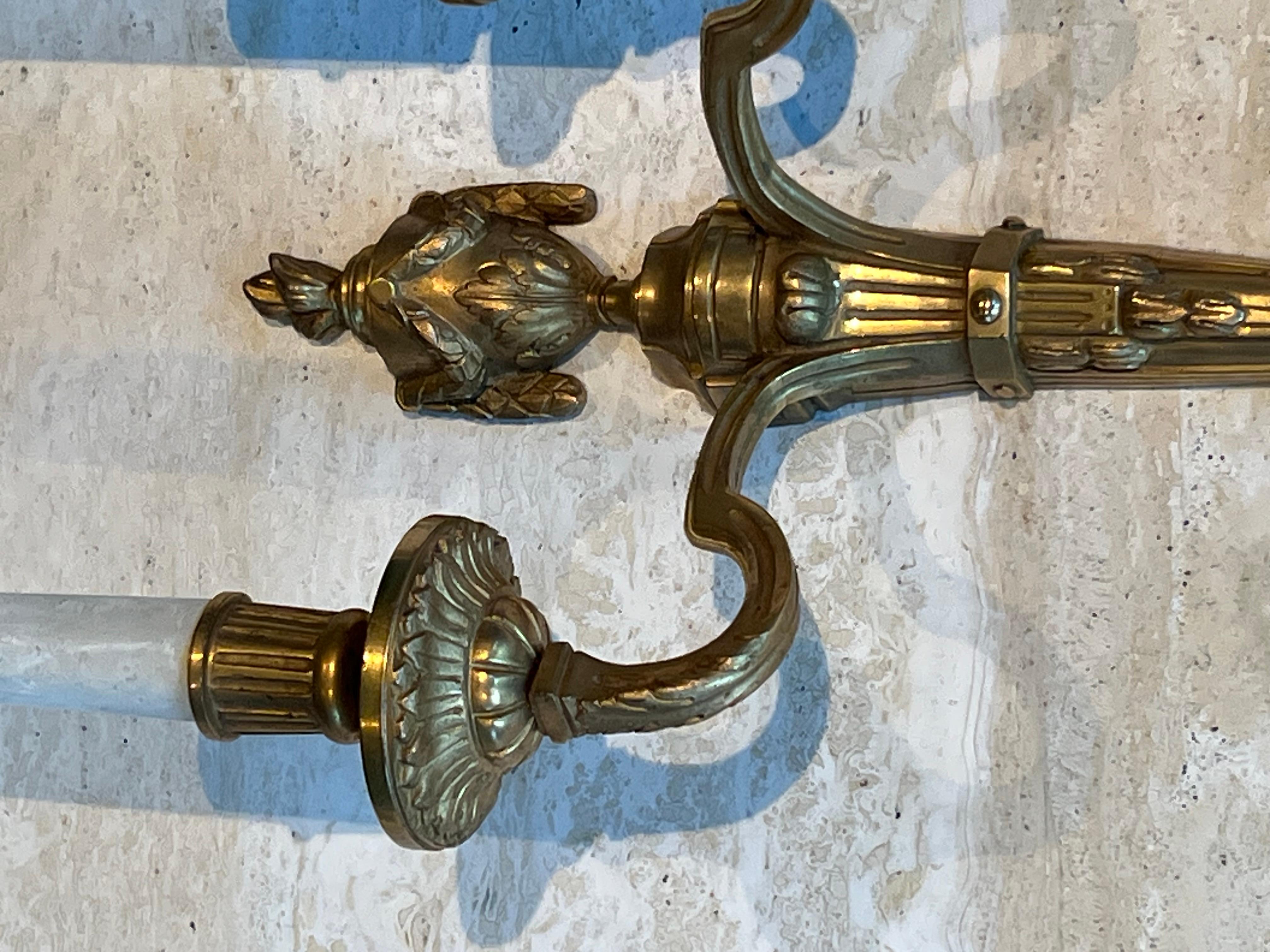 Ensemble de quatre appliques murales en bronze de style Louis 16e en vente 1