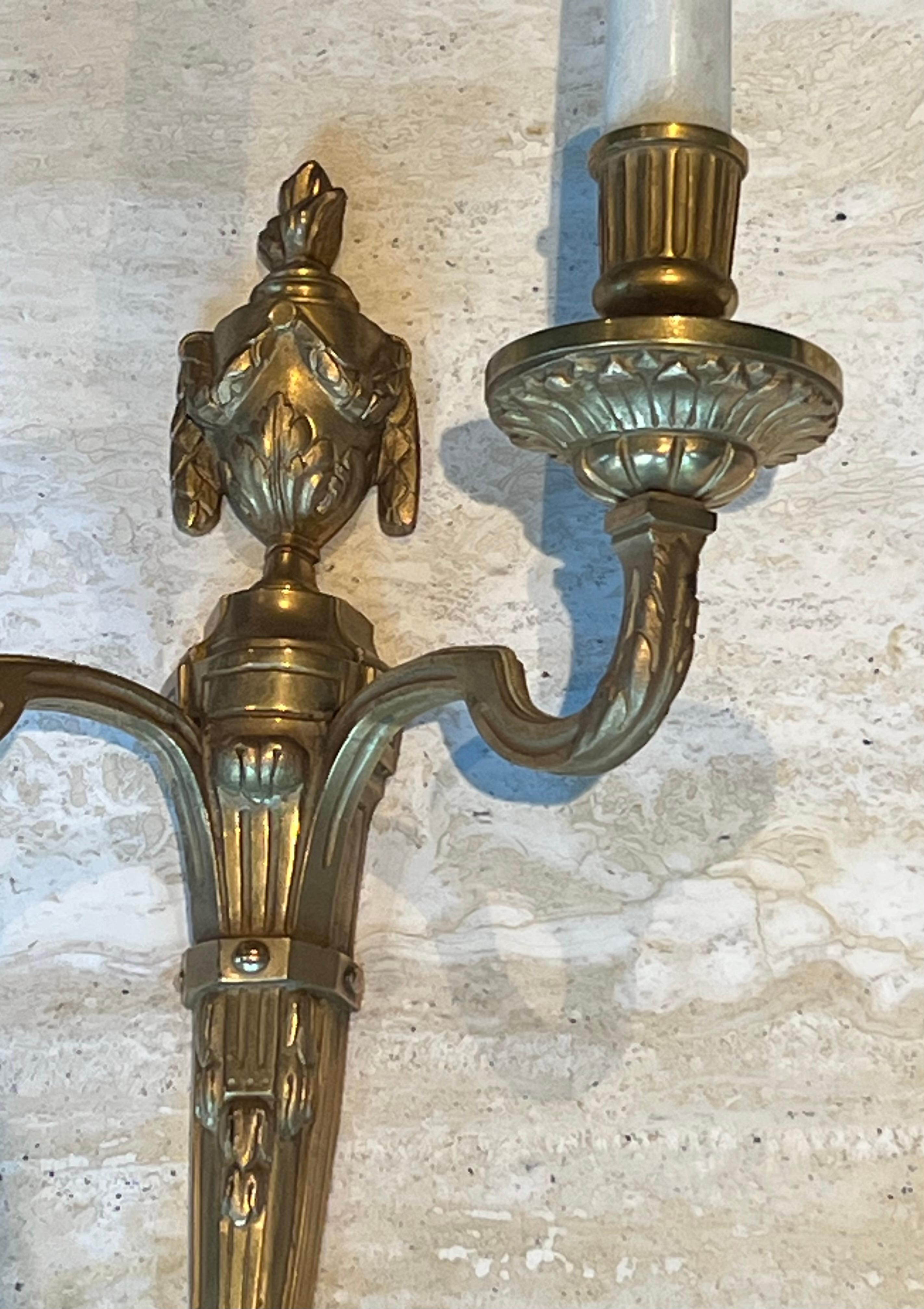 Ensemble de quatre appliques murales en bronze de style Louis 16e en vente 2