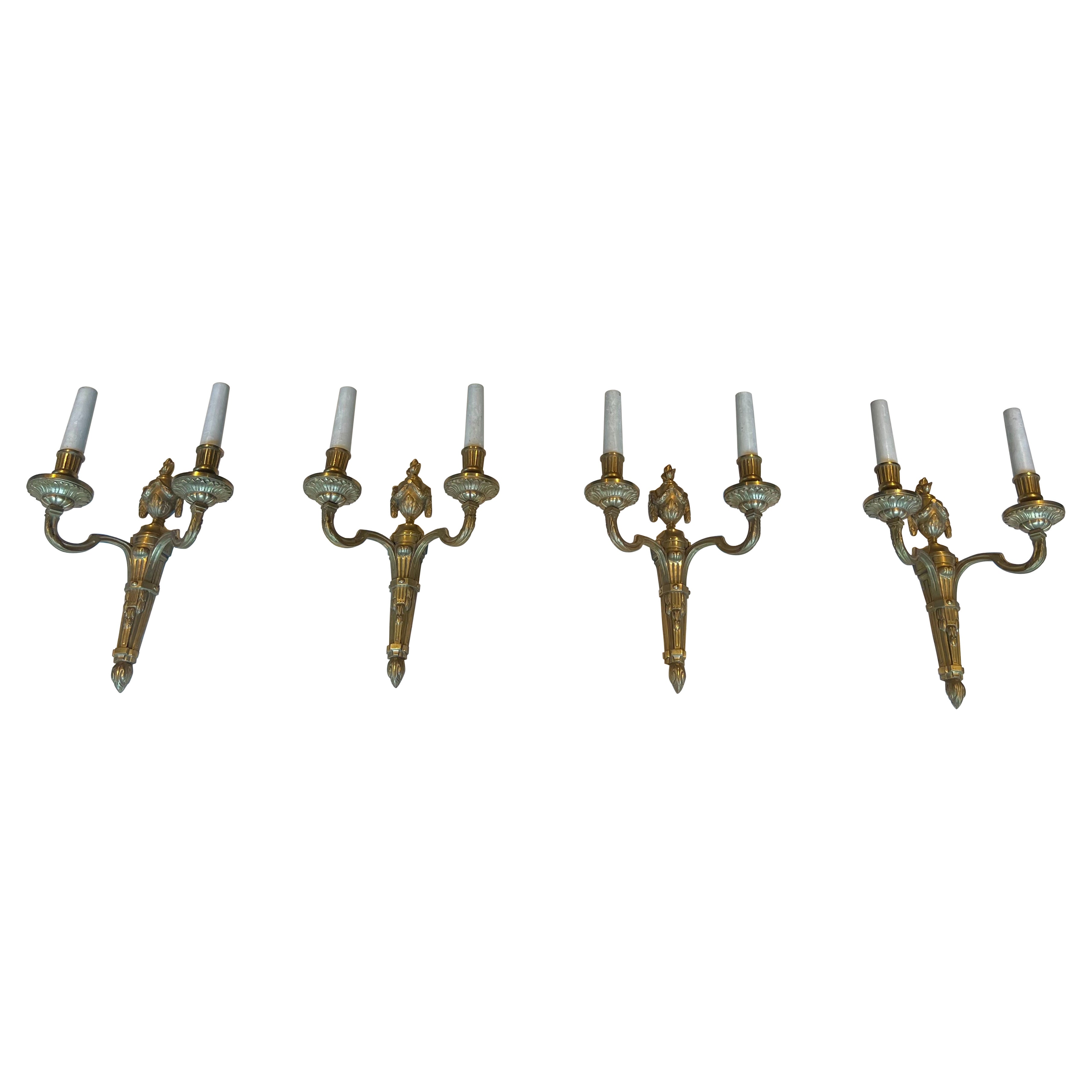 Ensemble de quatre appliques murales en bronze de style Louis 16e