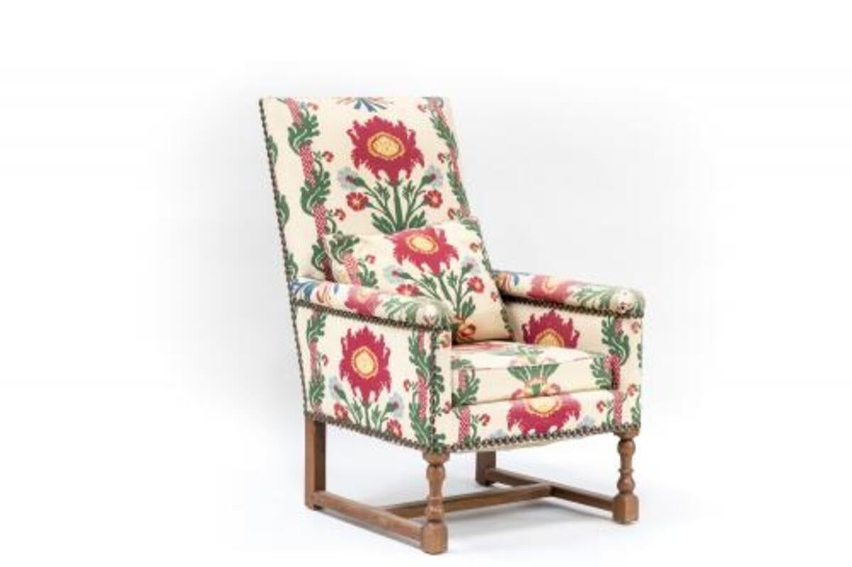 Satz von vier Sesseln im Stil Ludwigs XIV. mit balusterförmigen Beinen, die durch eine Distanzstange verbunden sind, bezogen mit einem Leinenstoff im rustikalen Stil, der einen Lampas aus der zweiten Hälfte des 17. Jahrhunderts mit einem floralen
