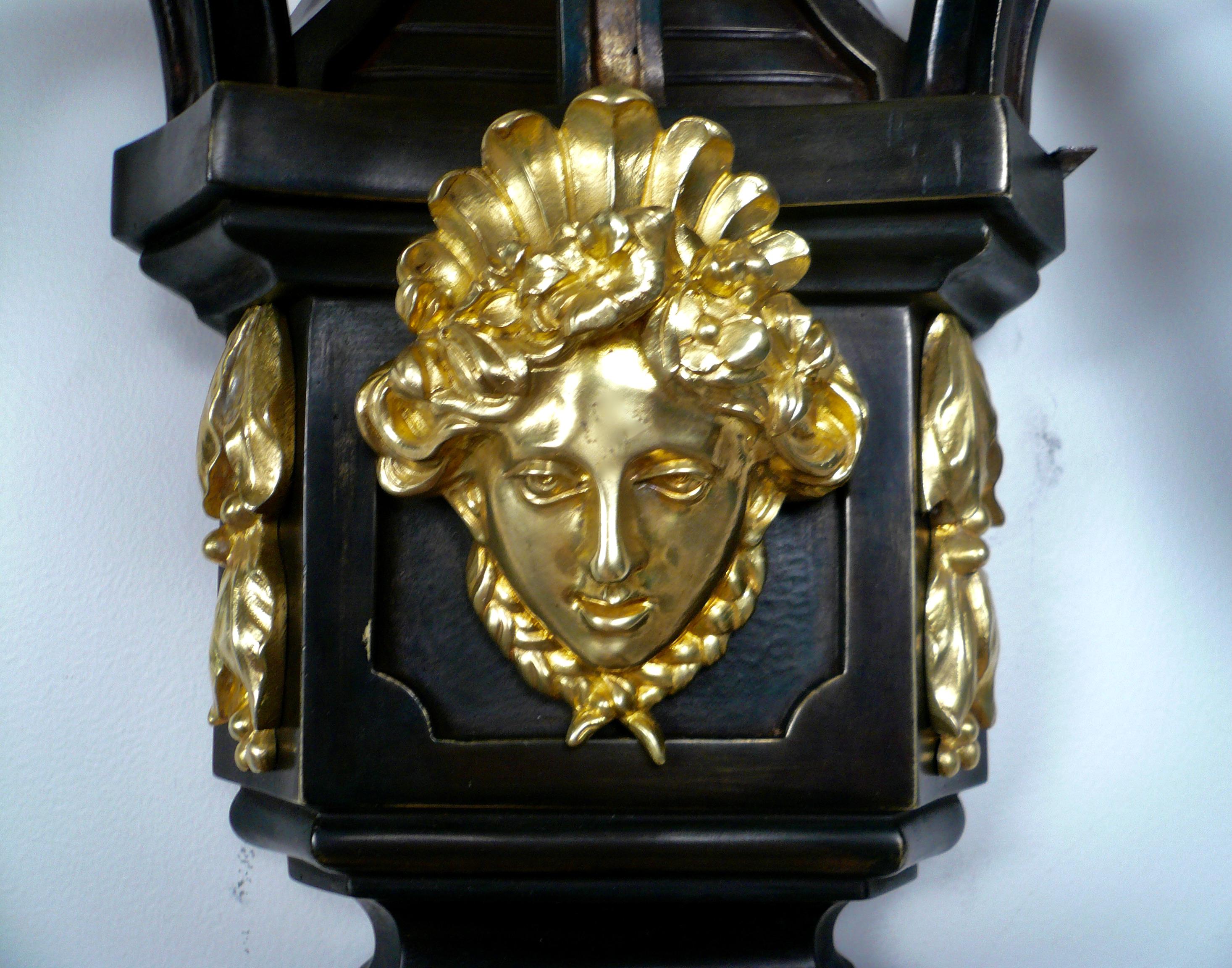 Patiné Ensemble de quatre appliques en bronze de style Louis XIV en vente