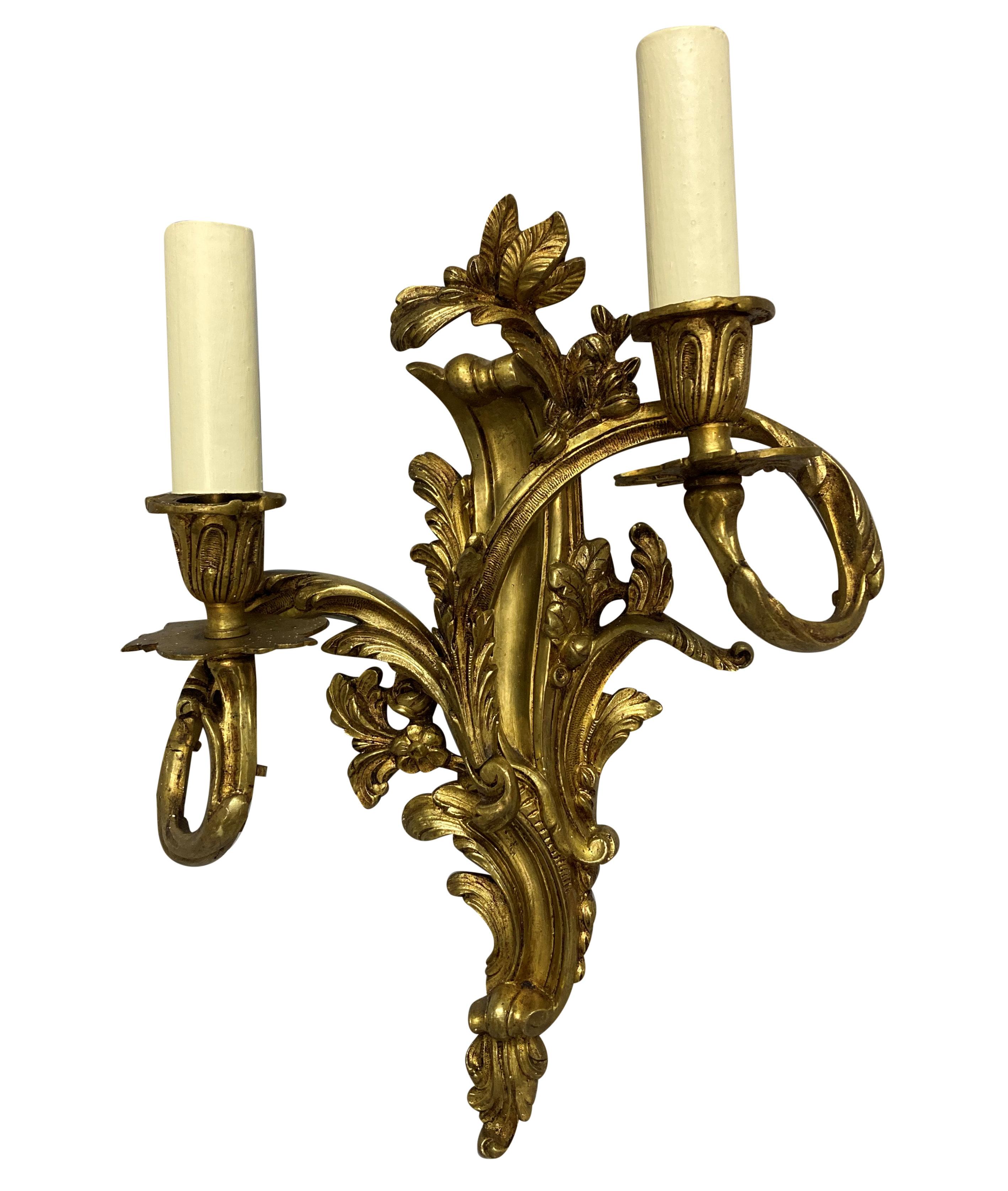 Ein Satz von vier französischen Wandleuchtern aus vergoldeter Bronze im Louis XV-Stil mit zwei Branches. Neu elektrifiziert.