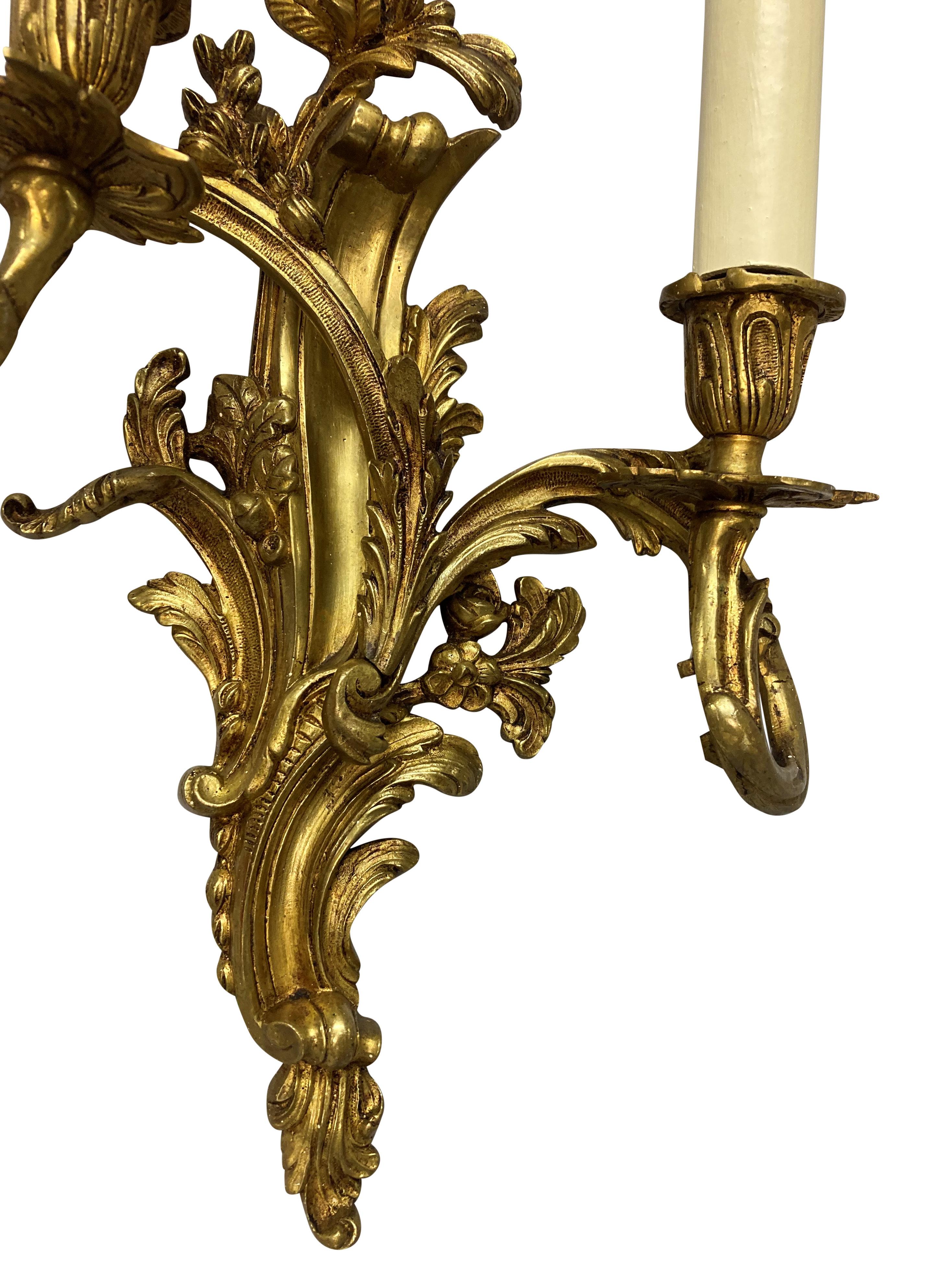 Satz von vier Wandleuchtern aus vergoldeter Bronze im Louis XIV-Stil (Louis XIV.) im Angebot