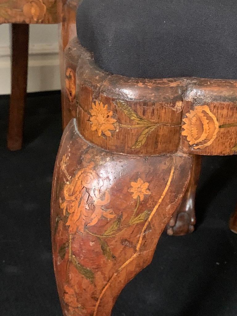 Satz von vier Louis XV-Stühlen aus der Zeit um 1750, hergestellt in den Niederlanden. Die Rückenlehnen der Stühle sind elegant in runden Formen geschnitzt. Die Beine, das Brett und die Rückenlehne sind mit blumenartigen Intarsien aus Holz bedeckt.
