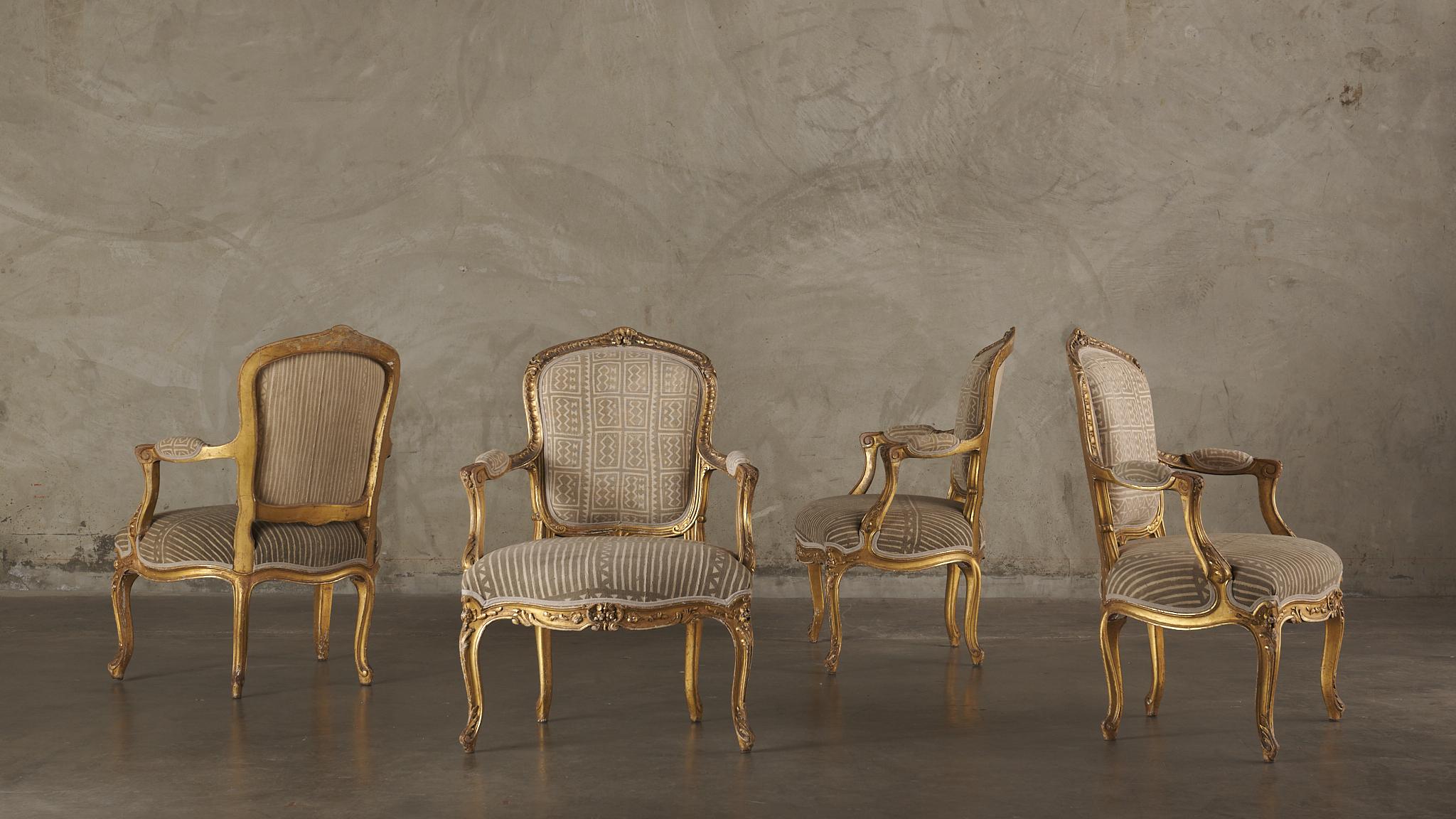 Queste sedie artigianali, che fondono l'artigianato del vecchio mondo con le influenze del design globale, sono caratterizzate da graziose gambe a cabriole e da un'autentica tela di fango africana ornata da sorprendenti motivi geometrici. Ideale per