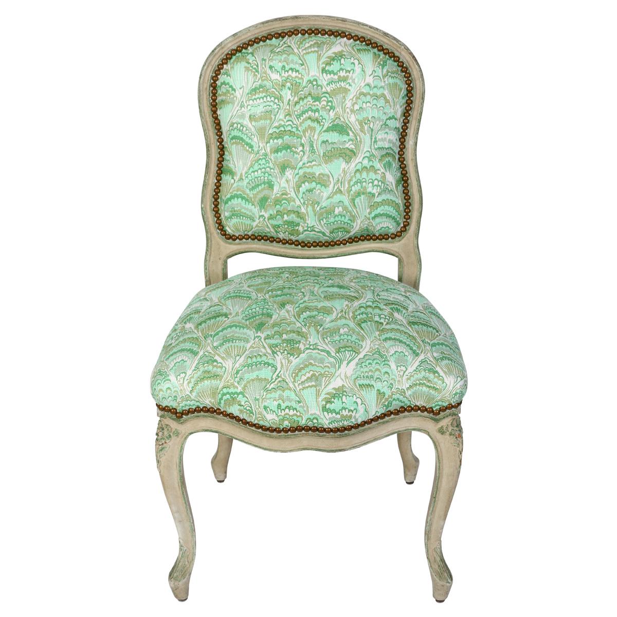 Un bellissimo set di quattro sedie da pranzo dipinte in stile Luigi XV aggiornate con un nuovo tessuto.  Ogni sedia è rivestita con il tessuto 