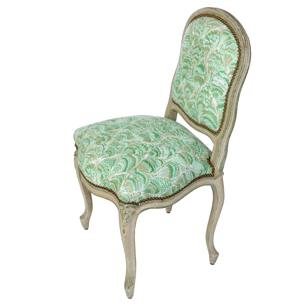 Dipinto a mano Set di quattro sedie Luigi XV con tessuto in galli di menta verde in vendita
