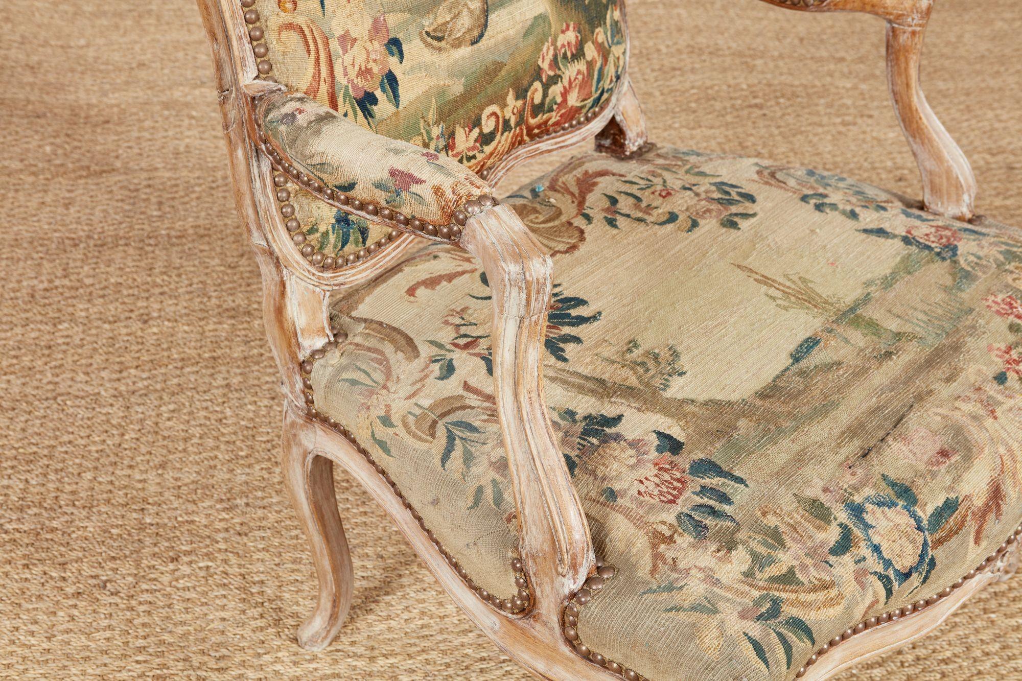 Ensemble de quatre fauteuils rococo Louis XV en broderie d'origine en vente 10
