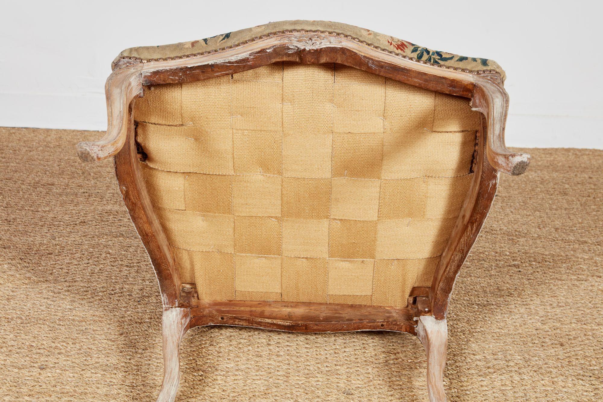Ensemble de quatre fauteuils rococo Louis XV en broderie d'origine en vente 12