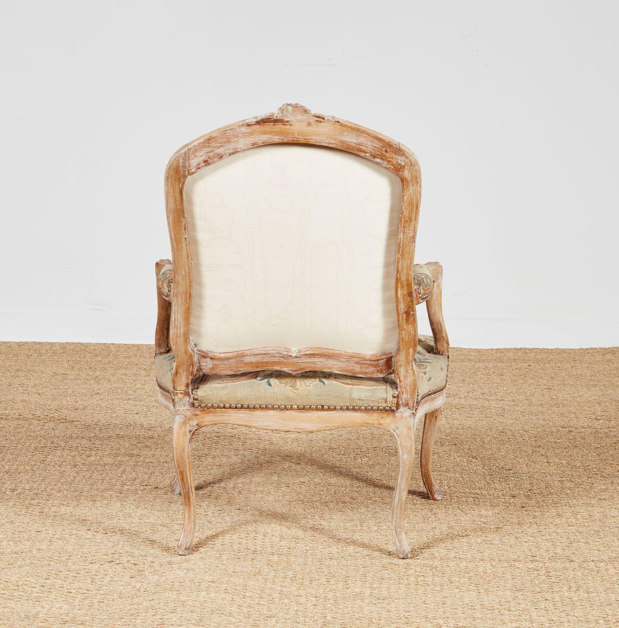 Ensemble de quatre fauteuils rococo Louis XV en broderie d'origine en vente 13
