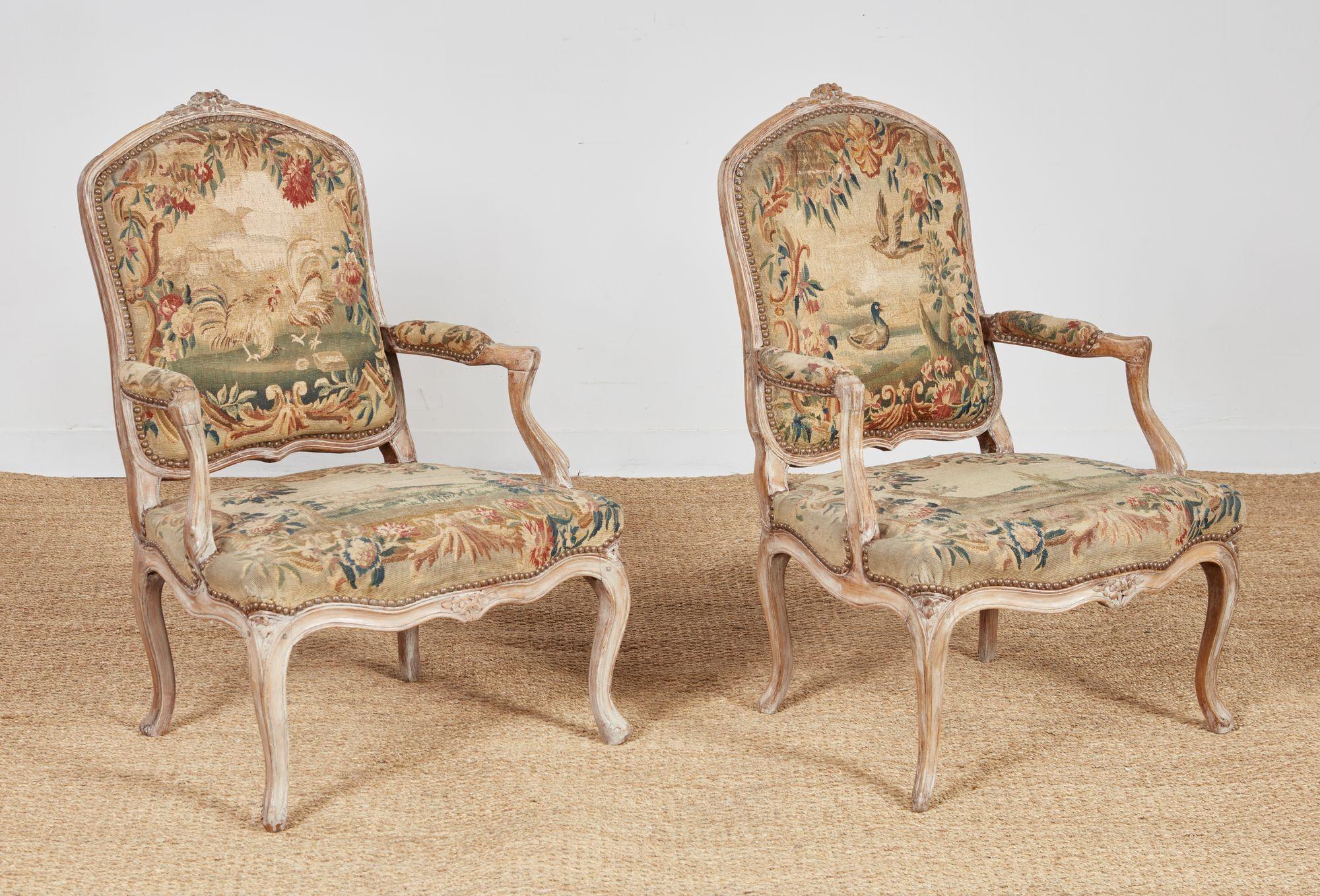 Ensemble de quatre fauteuils rococo Louis XV de proportions généreuses avec des crêtes sculptées de feuillages sur des accoudoirs à volutes, le siège avec une sculpture similaire et reposant sur des pieds cabriole se terminant par des pieds à