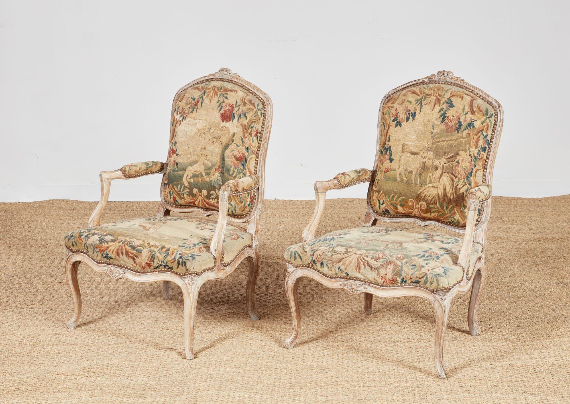 Français Ensemble de quatre fauteuils rococo Louis XV en broderie d'origine en vente