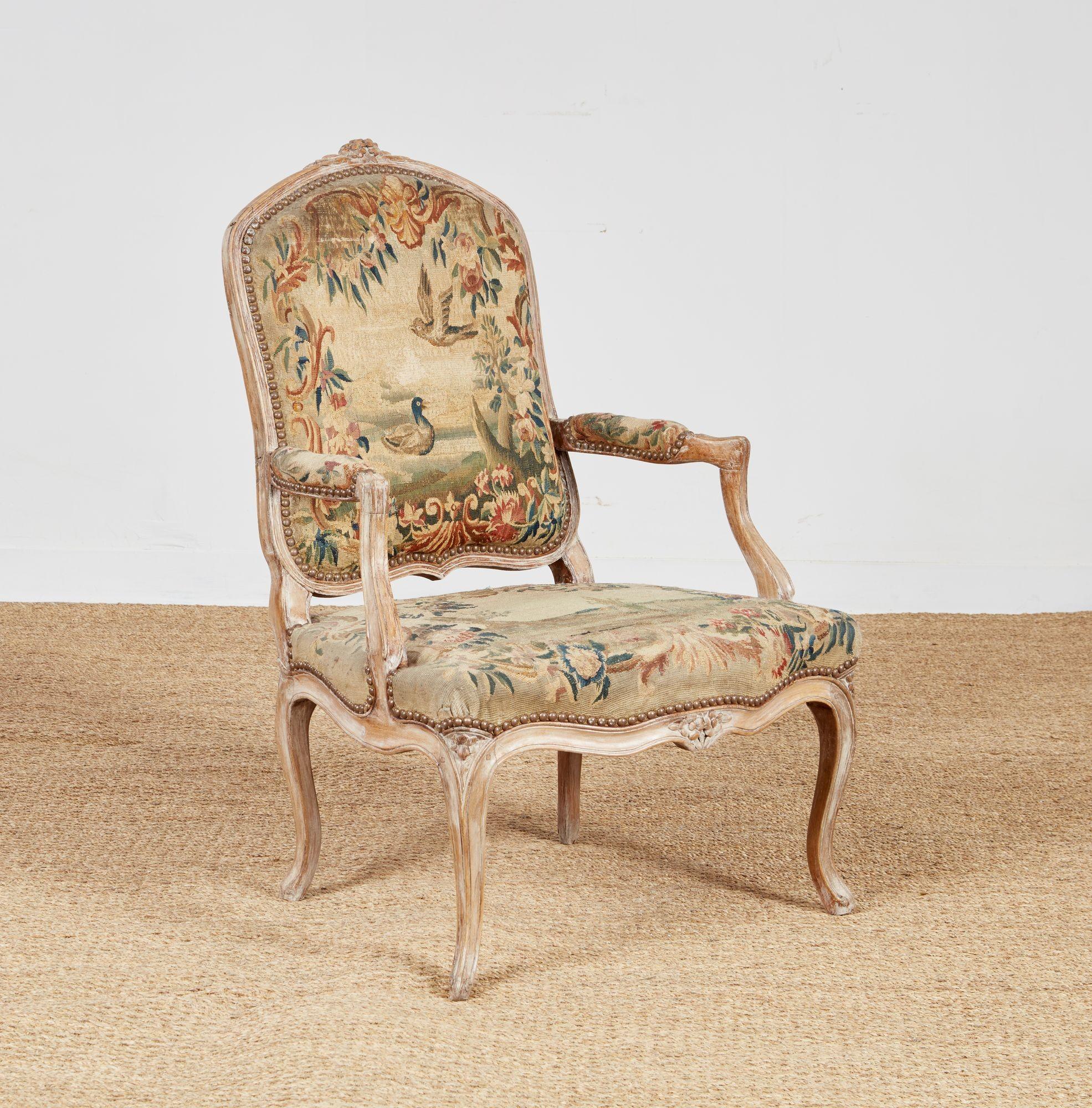 Ensemble de quatre fauteuils rococo Louis XV en broderie d'origine Bon état - En vente à Greenwich, CT