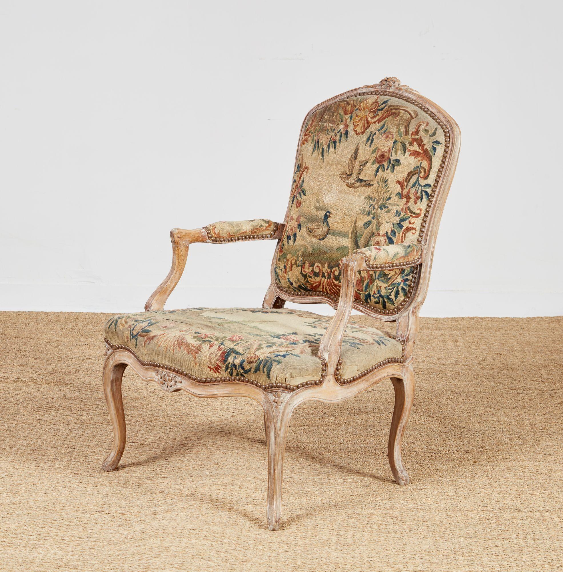 Tapisserie Ensemble de quatre fauteuils rococo Louis XV en broderie d'origine en vente