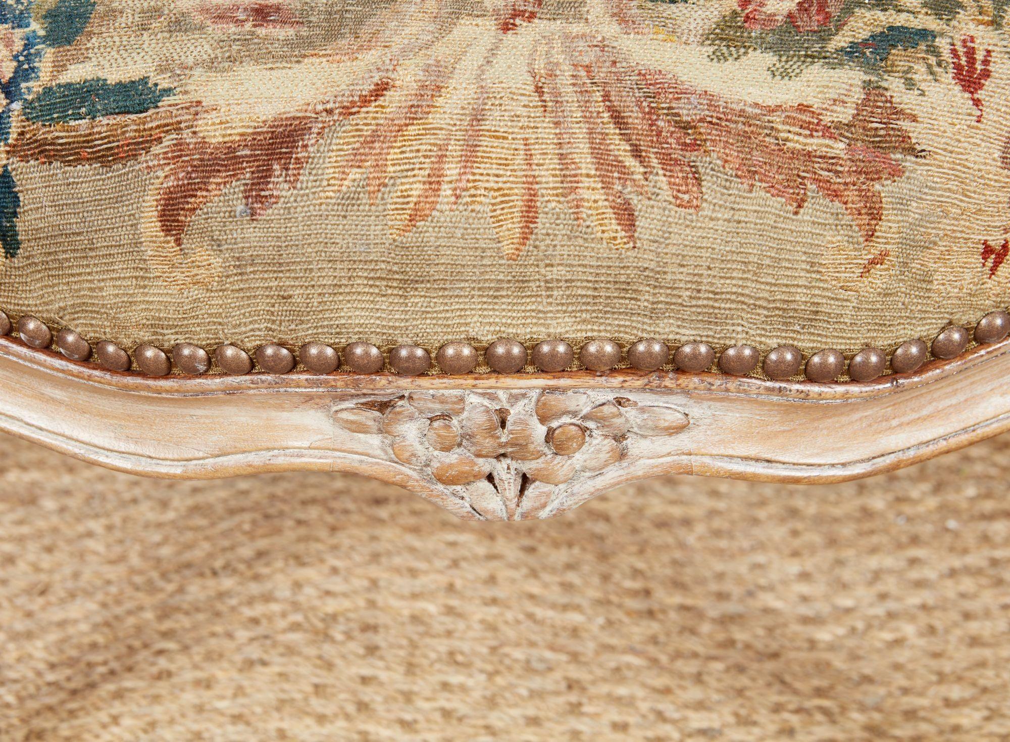 Ensemble de quatre fauteuils rococo Louis XV en broderie d'origine en vente 2