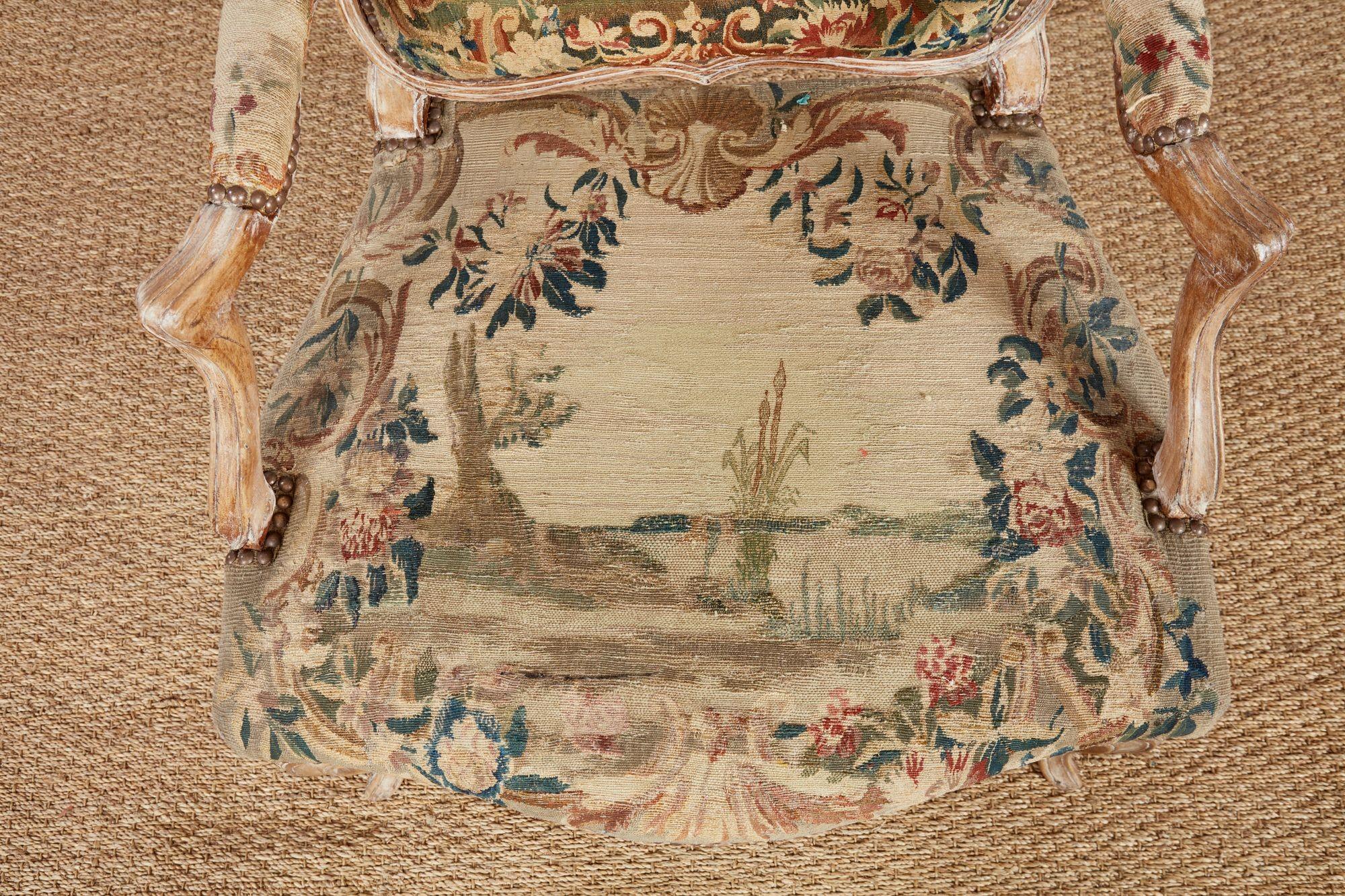 Ensemble de quatre fauteuils rococo Louis XV en broderie d'origine en vente 3