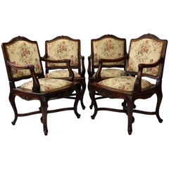 Juego de cuatro sillones de nogal tallado de estilo rococó Luis XV, hacia 1860