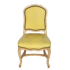 Ensemble de quatre chaises de style Louis XV en cuir jaune