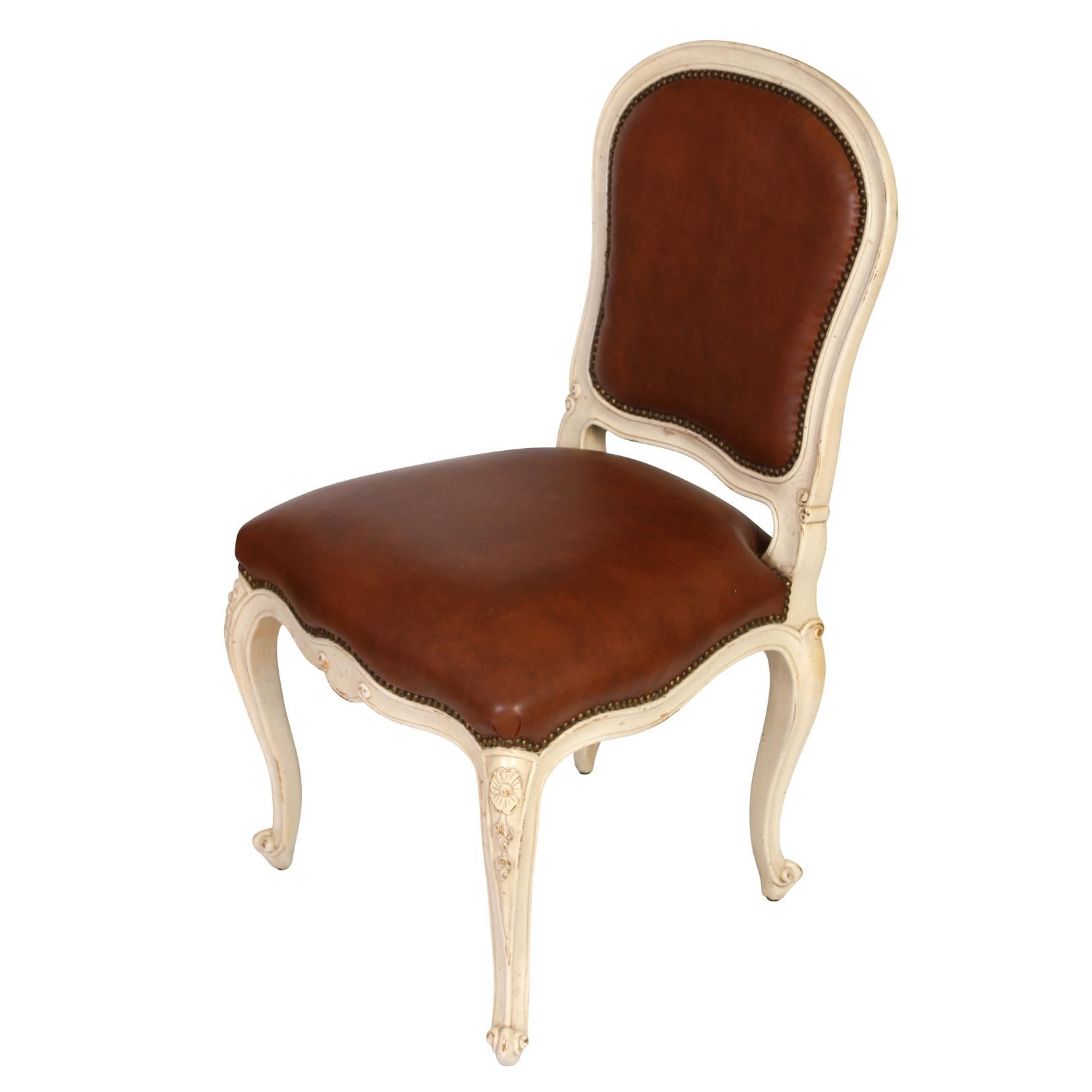 Satz von vier bemalten Beistellstühlen im Louis-XV-Stil mit braunem Leder im Zustand „Gut“ im Angebot in Locust Valley, NY