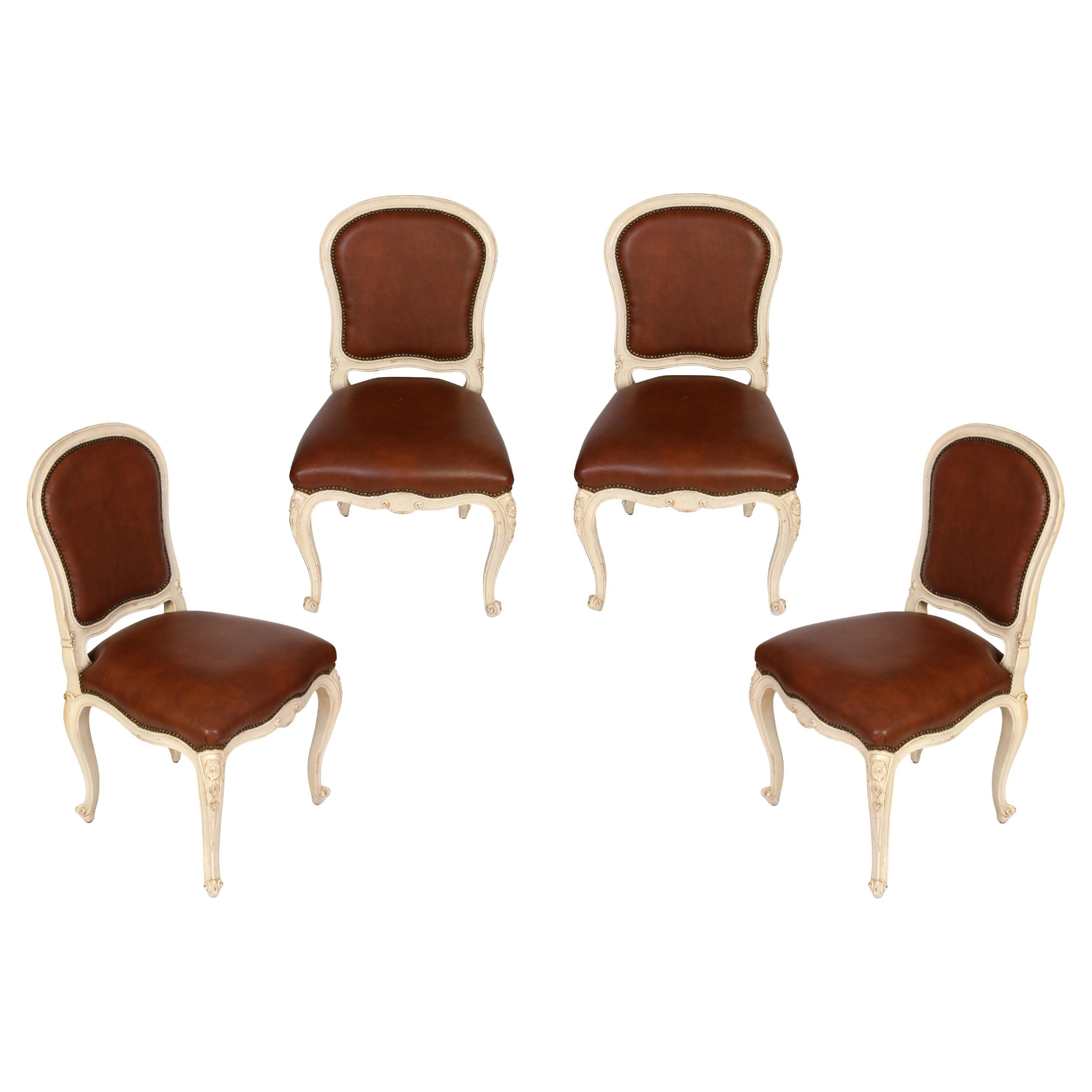 Satz von vier bemalten Beistellstühlen im Louis-XV-Stil mit braunem Leder