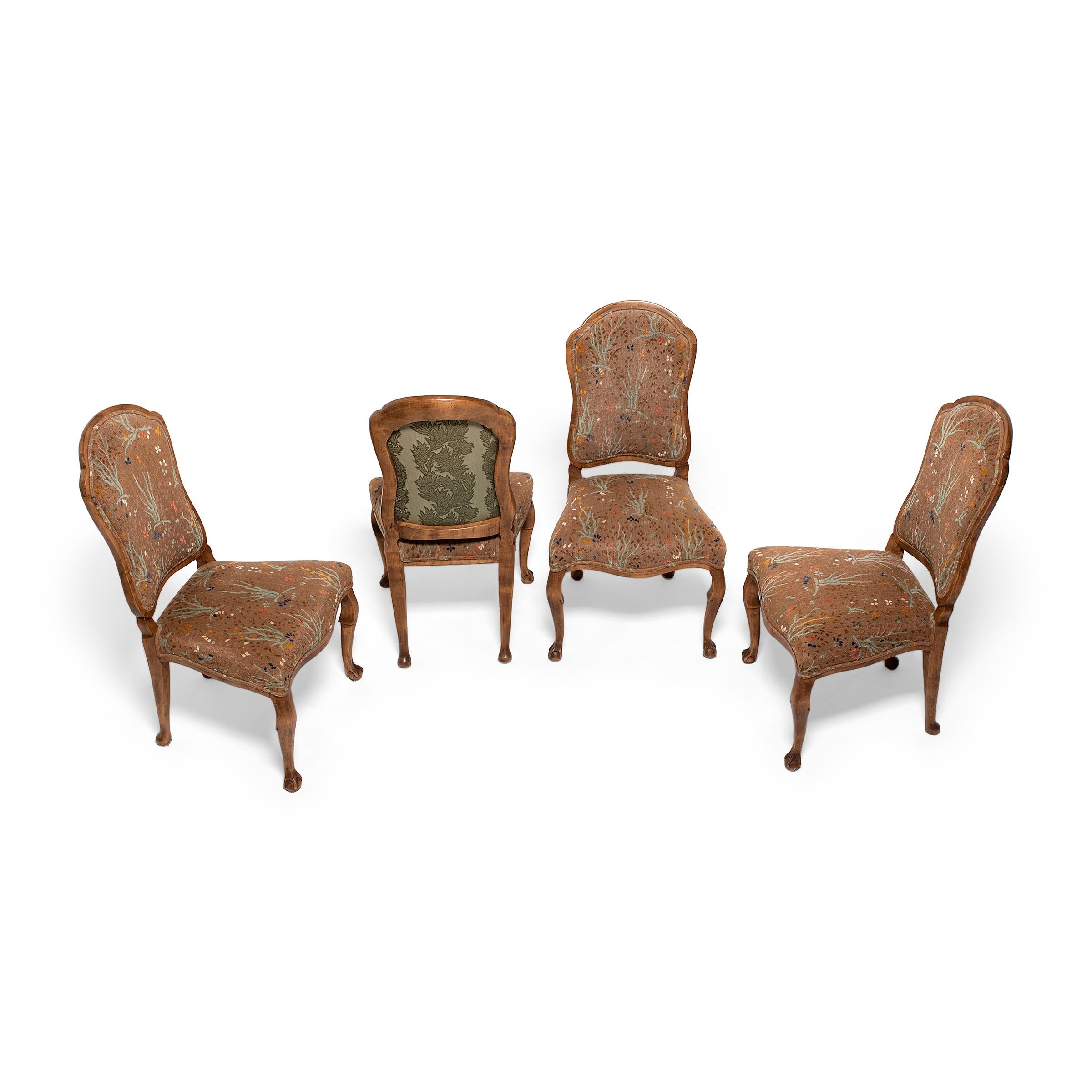 Ensemble de quatre chaises de salle à manger tapissées de style Louis XV en vente 3