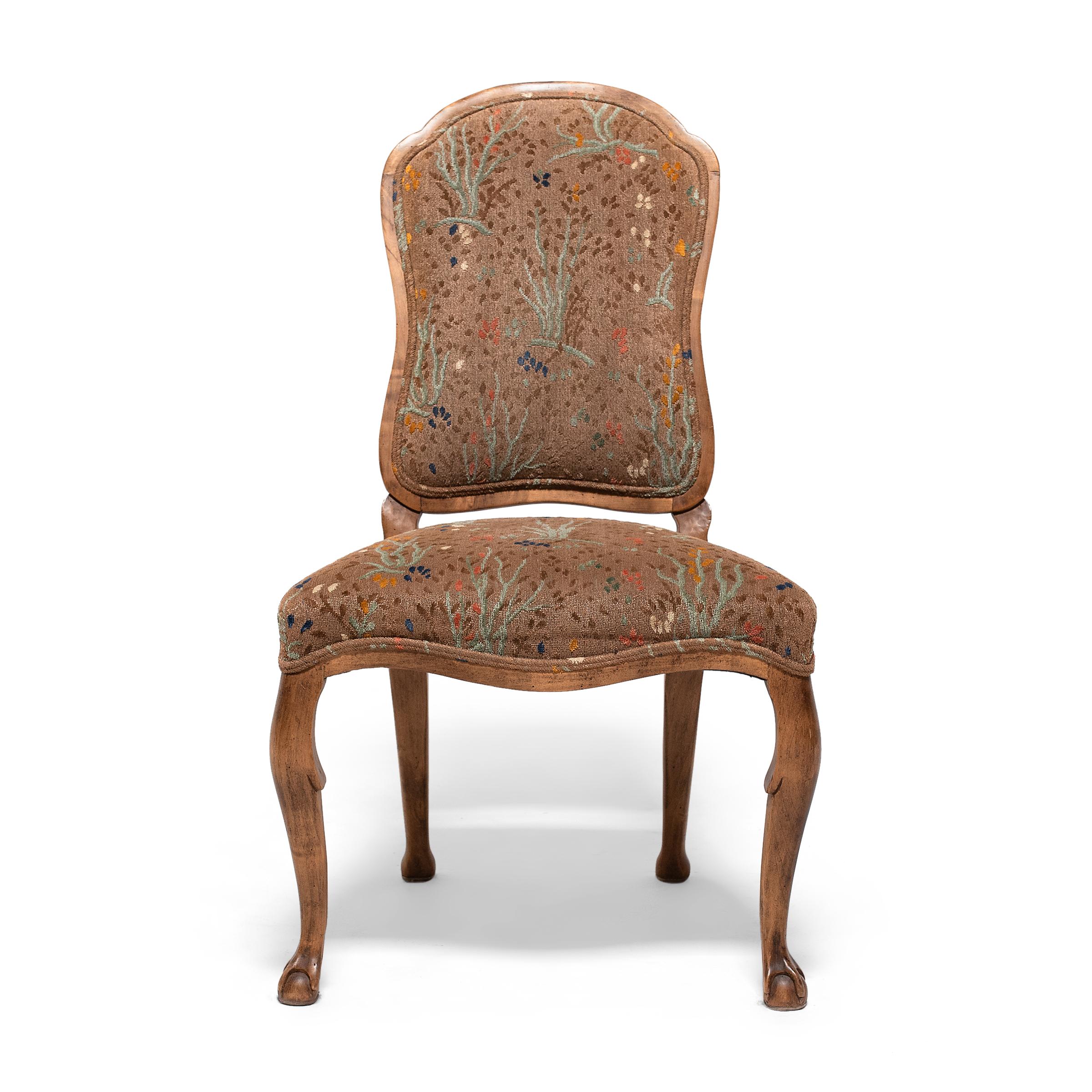 Dieses Set aus vier gepolsterten Esszimmerstühlen ist eine wunderbare Nachbildung des Louis XV-Stils mit geschwungenen Rahmen aus Obstholz und ohne eine einzige gerade Linie in Sicht. Diese von Minton-Spidell entworfene, aktualisierte Interpretation