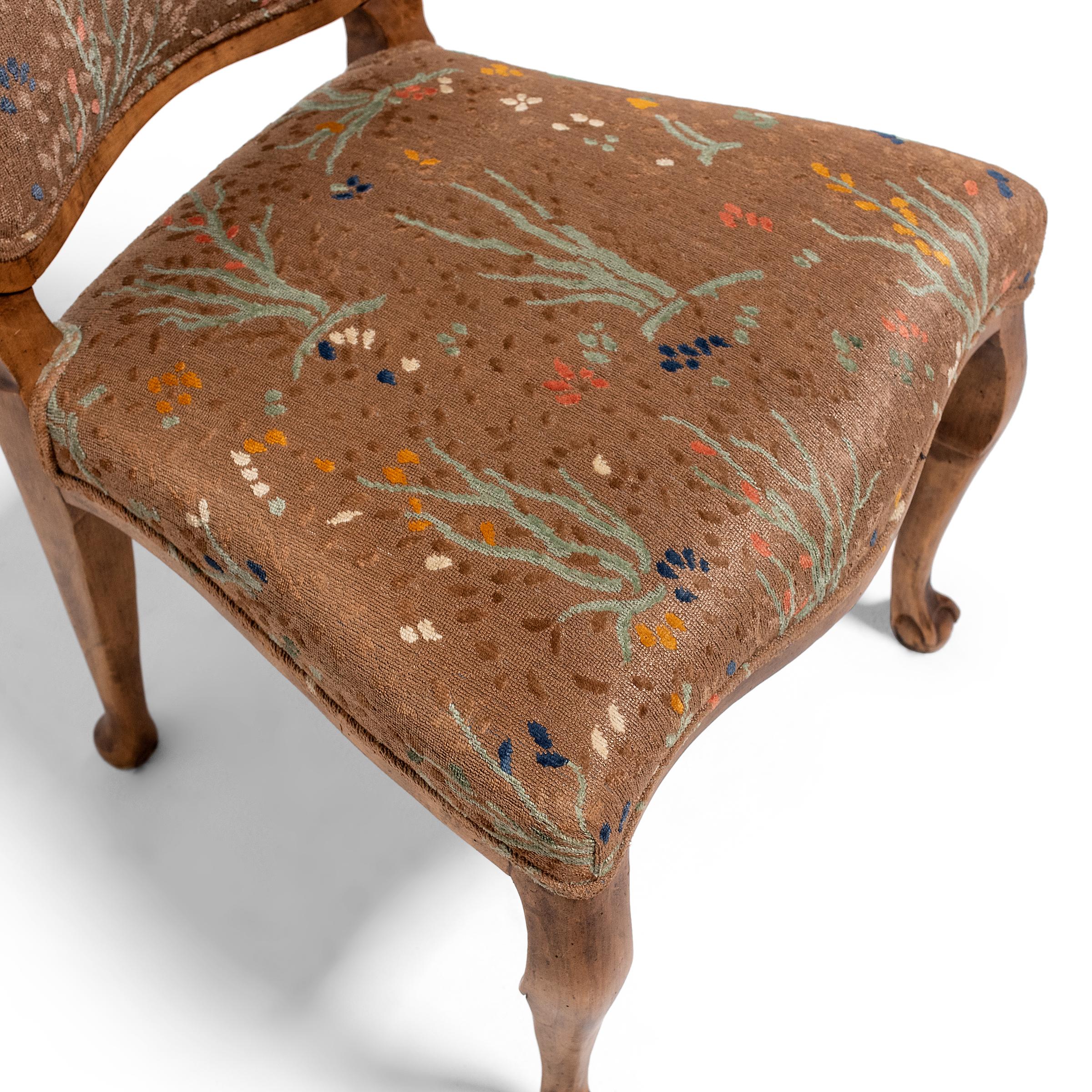 Tissu Ensemble de quatre chaises de salle à manger tapissées de style Louis XV en vente