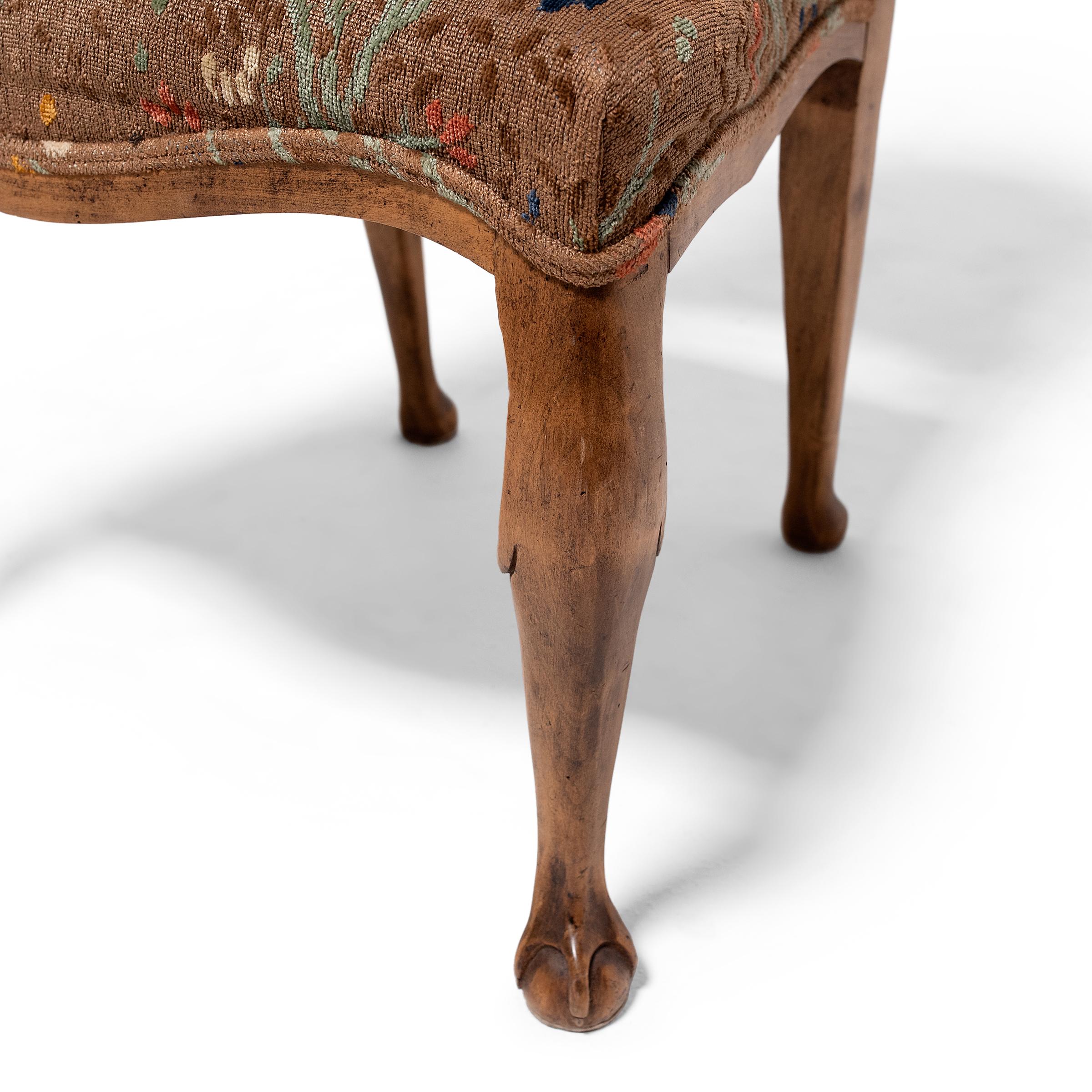 Ensemble de quatre chaises de salle à manger tapissées de style Louis XV en vente 2