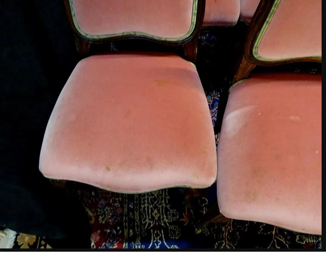 Ein Satz von vier Beistellstühlen aus Nussbaum im Louis XV-Stil mit geschwungenen und geschnitzten Rahmen und Beinen. Sitz und Rückenlehne mit rosa Samt gepolstert.