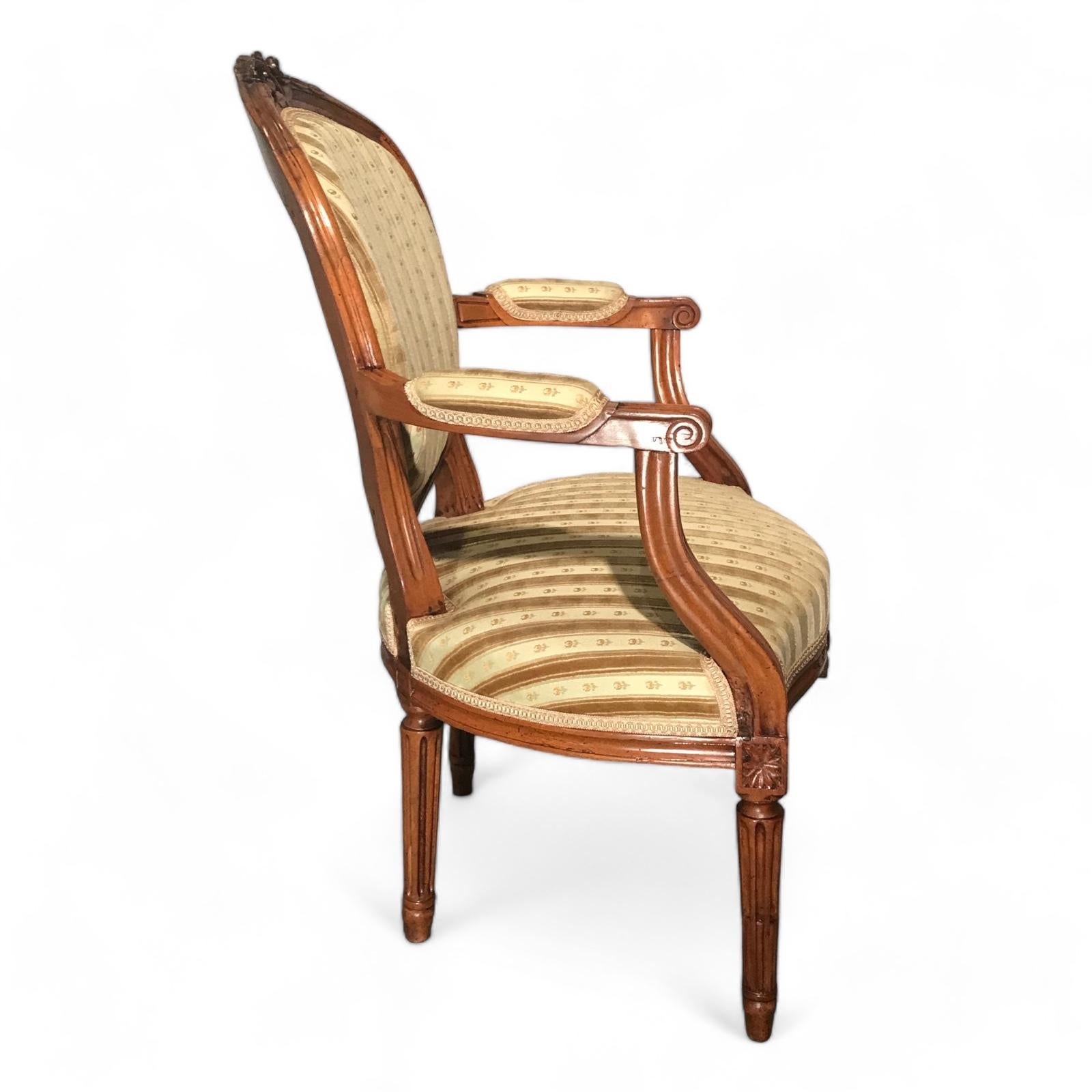 Walnut Set of four Louis XVI Armchairs, France 18th century For Sale