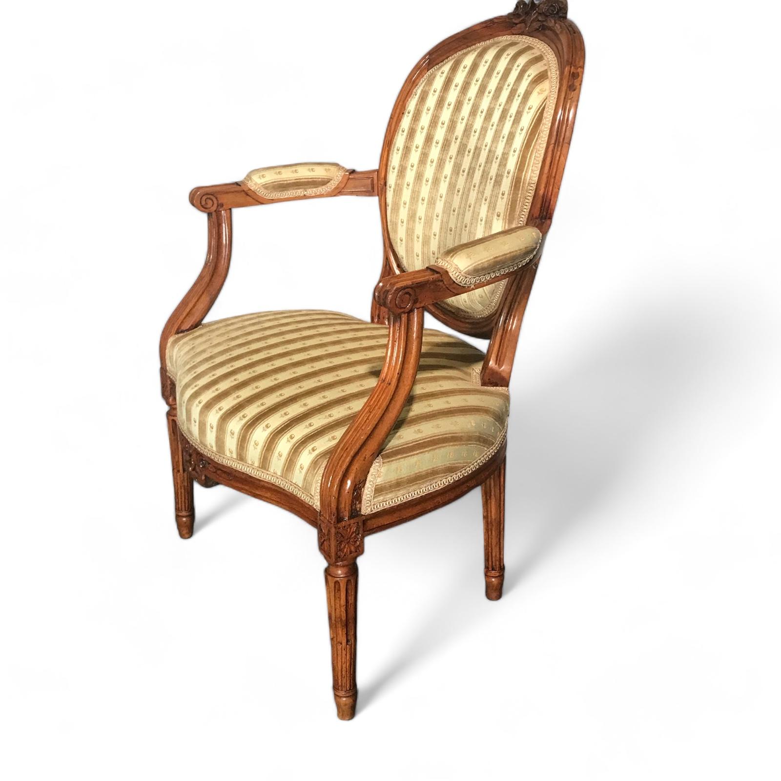 Ensemble de quatre fauteuils Louis XVI, France 18ème siècle en vente 2