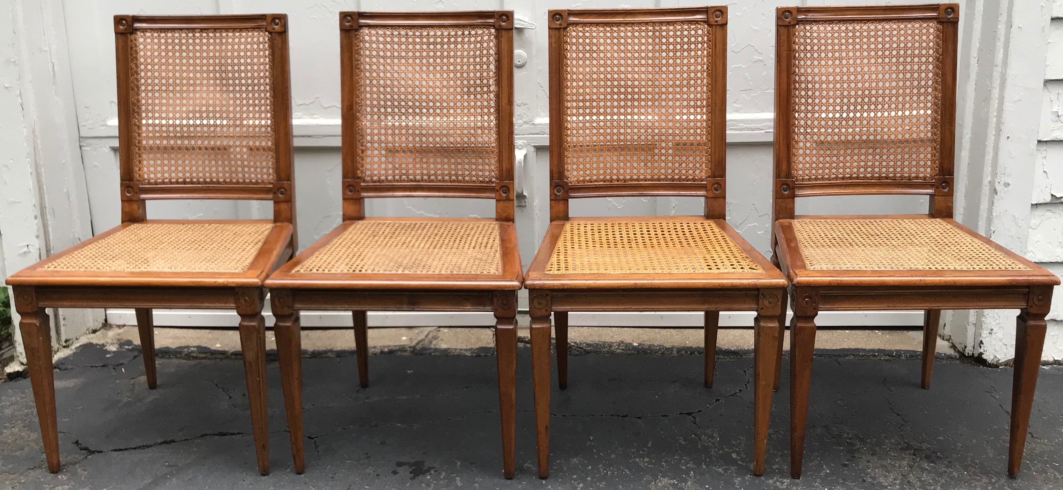 Satz von vier Louis-XVI-Stühlen mit Rohrgeflecht im Zustand „Gut“ im Angebot in New York, NY