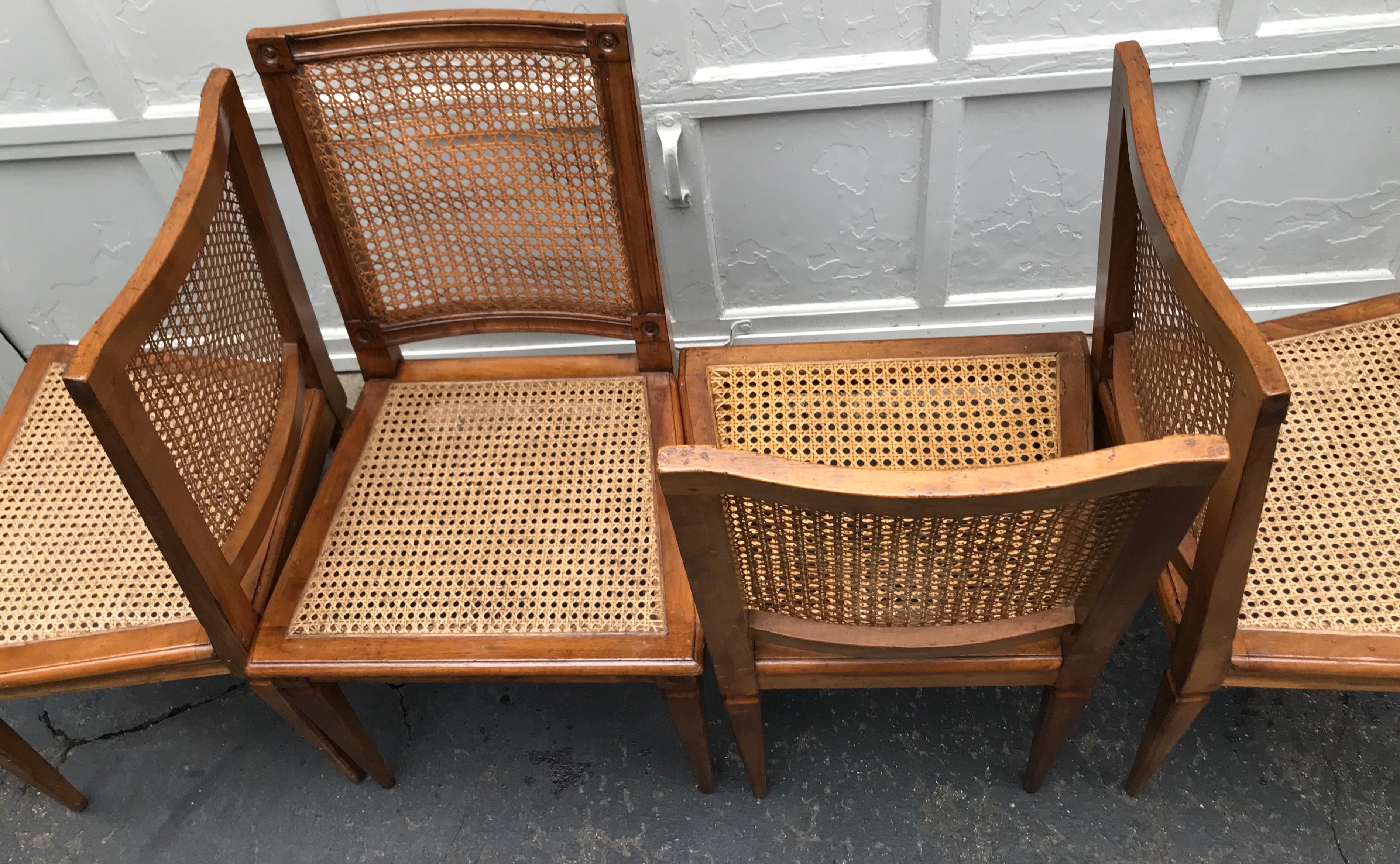 Ensemble de quatre chaises cannées Louis XVI en vente 1