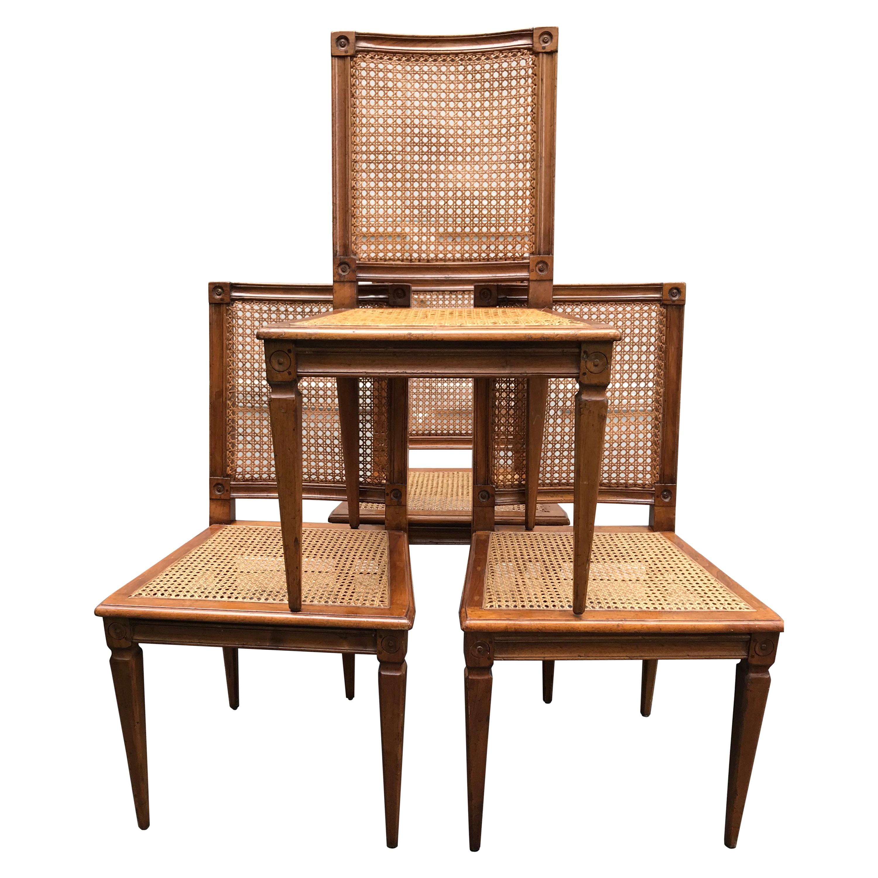 Ensemble de quatre chaises cannées Louis XVI en vente