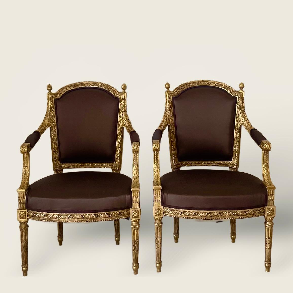 Un eccezionale set di quattro sedie dorate Luigi XVI, composto da due poltrone e due sedie laterali, 1780 circa. 
Le sedie sono intagliate a mano e rifinite in doratura su gesso. Di proporzioni meravigliose, i bracci terminano con una voluta e si