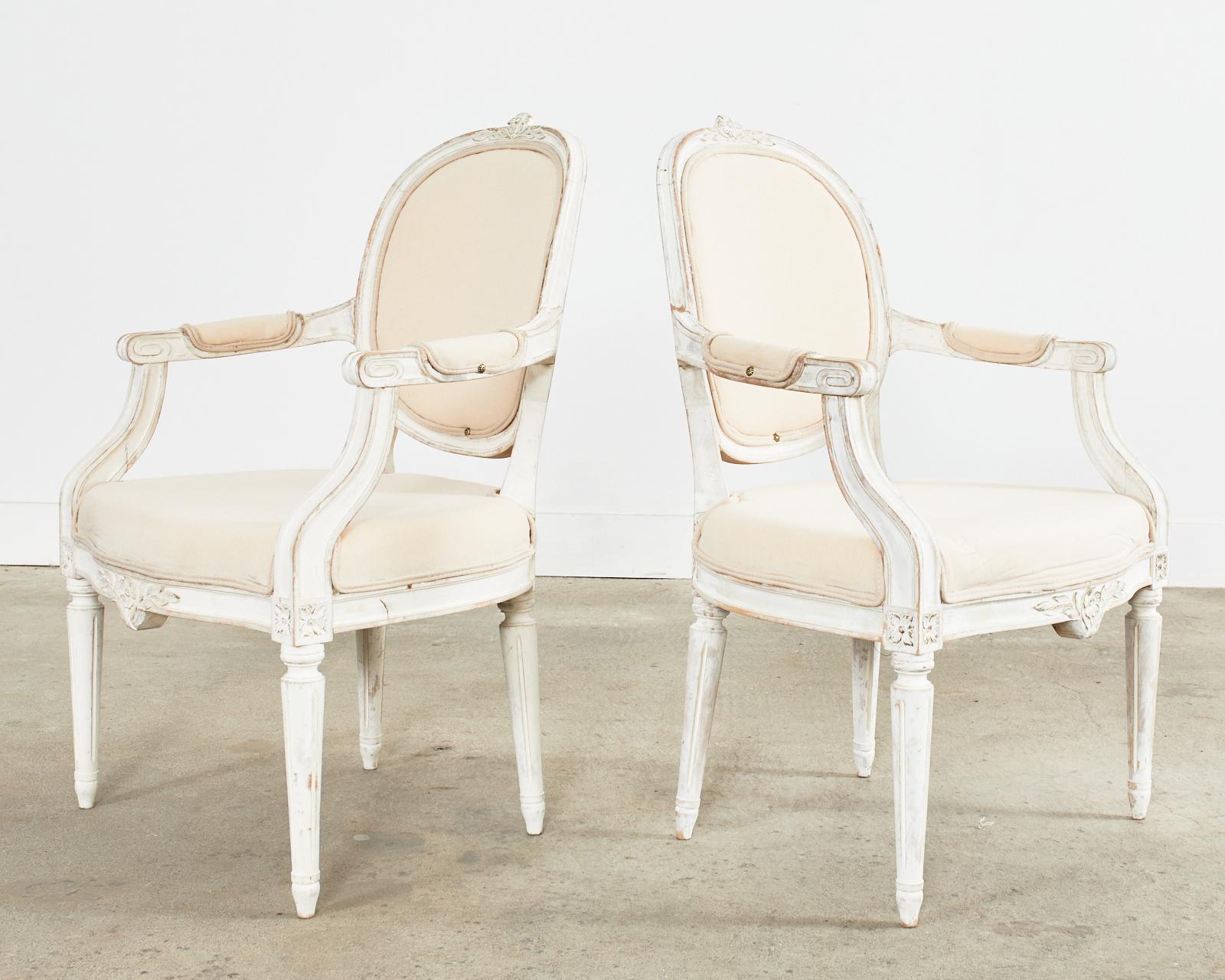 Tissu Ensemble de quatre fauteuils de salle à manger peints de style gustavien Louis XVI en vente