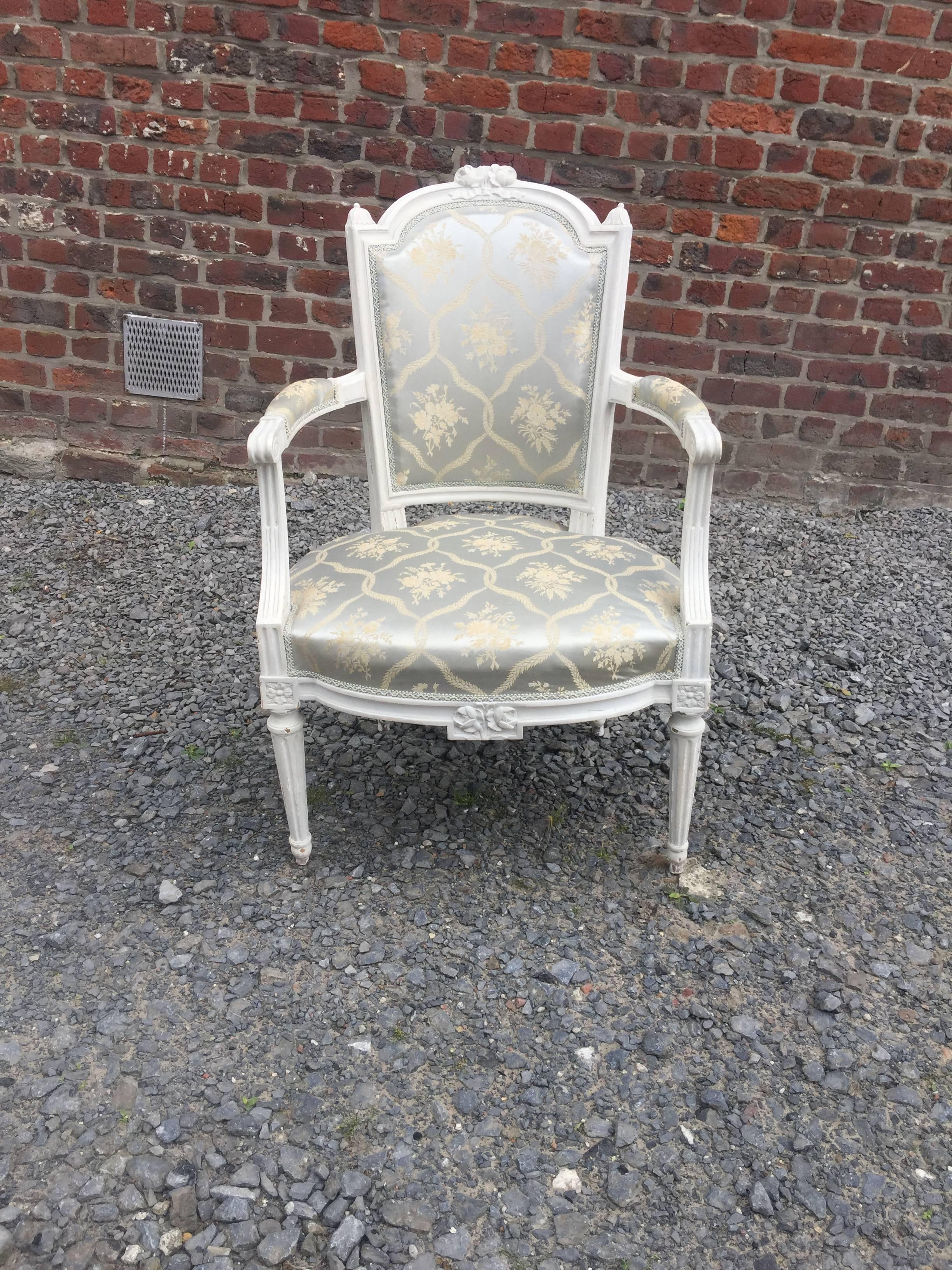 Satz von vier Sesseln im Louis-XVI-Stil (Seide) im Angebot