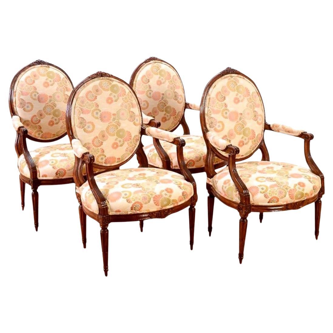 Ensemble de quatre fauteuils de style Louis XVI en bois de hêtre sculpté, 19ème siècle en vente
